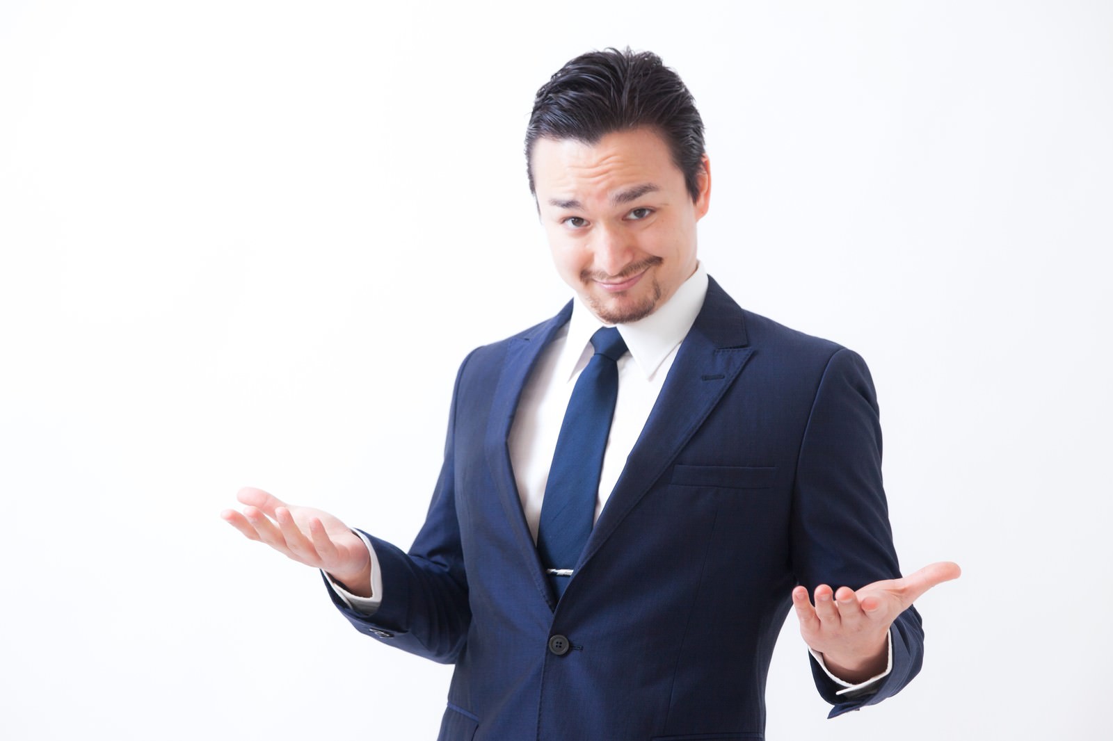 「まだ日本語で消耗しているの？と挑発的な外国人男性」の写真［モデル：Max_Ezaki］