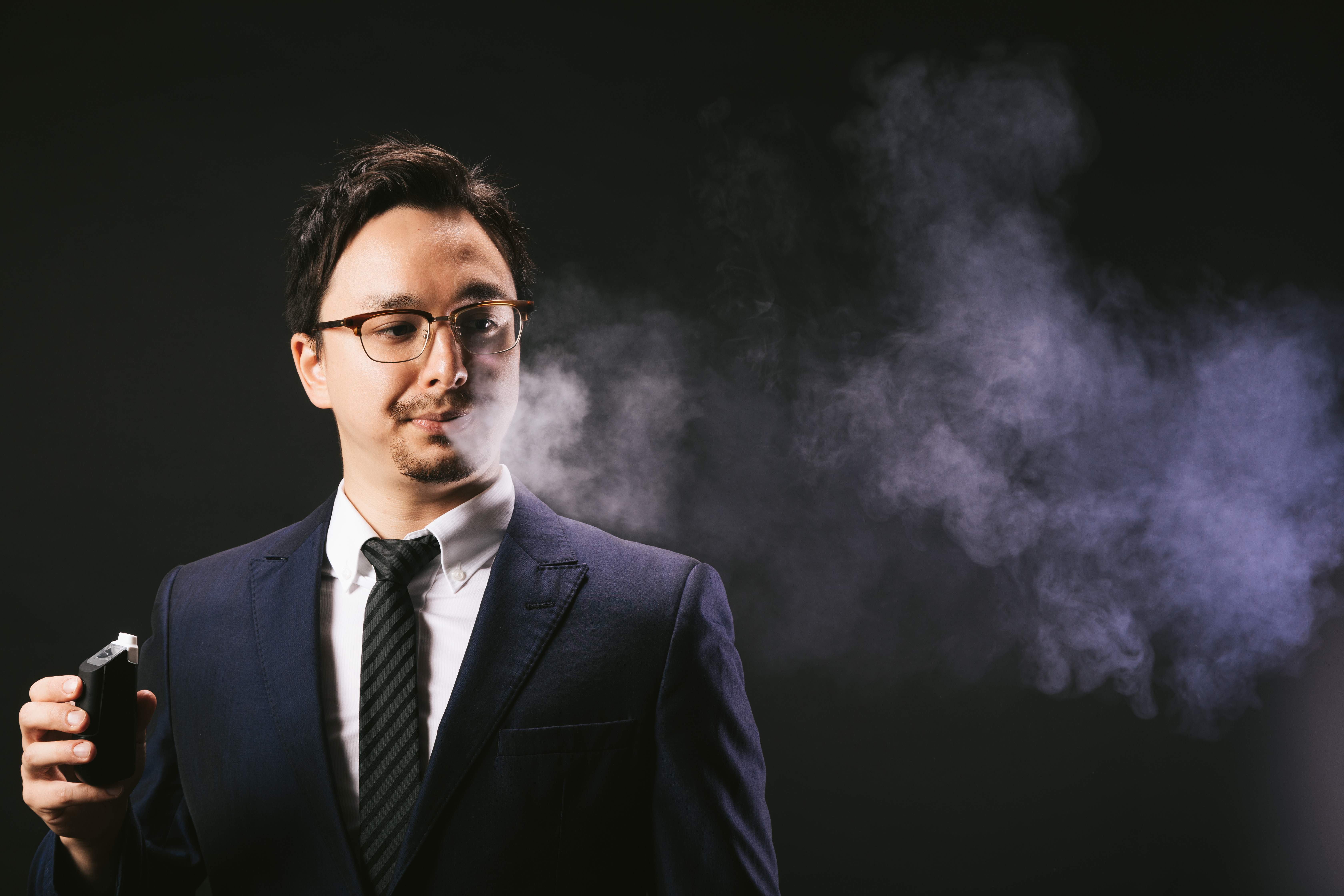 電子タバコの煙ブファーするドイツ人ハーフの写真を無料ダウンロード フリー素材 ぱくたそ