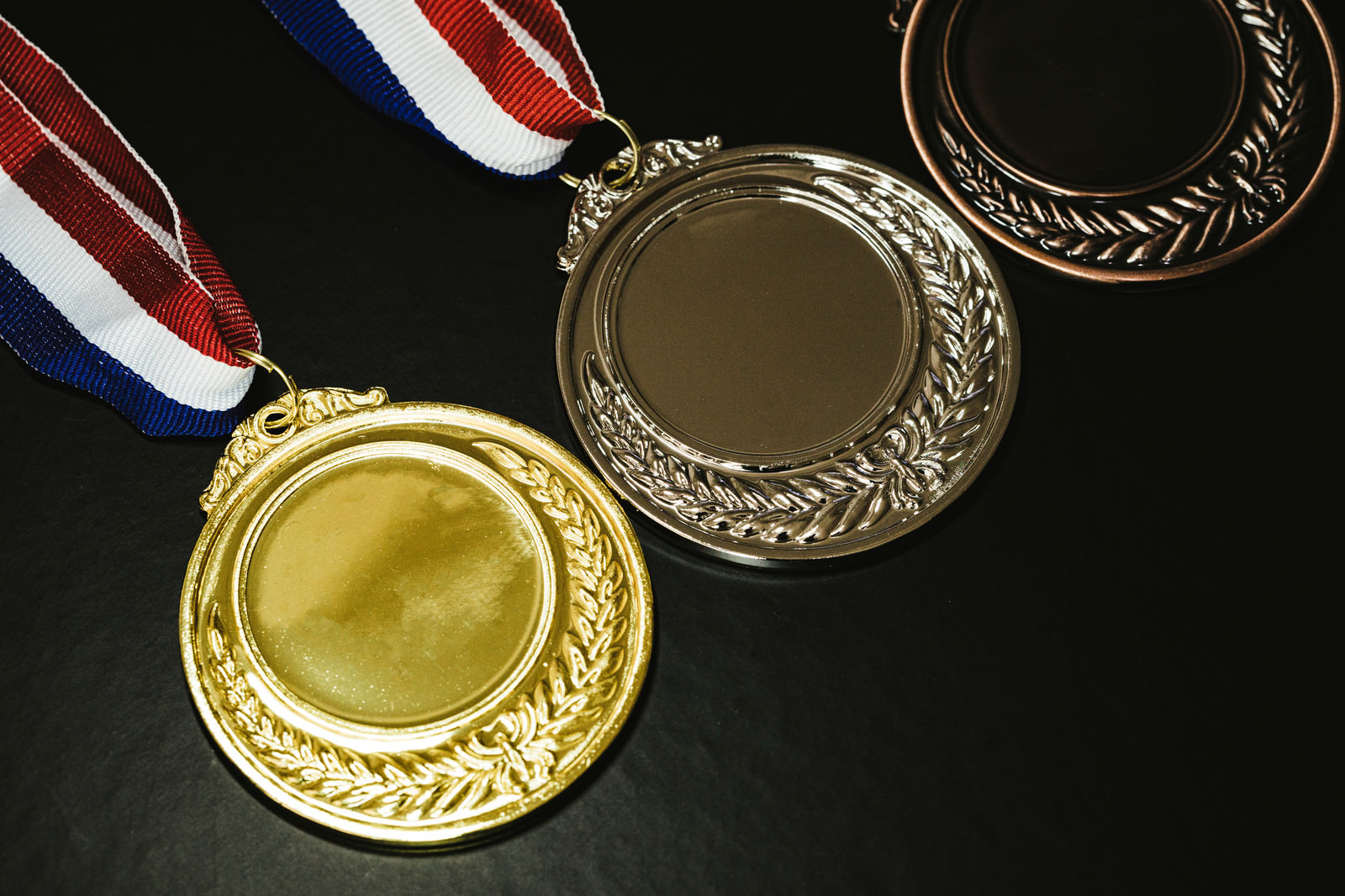 金メダルと他の色のメダルの写真 画像 フリー素材 ぱくたそ