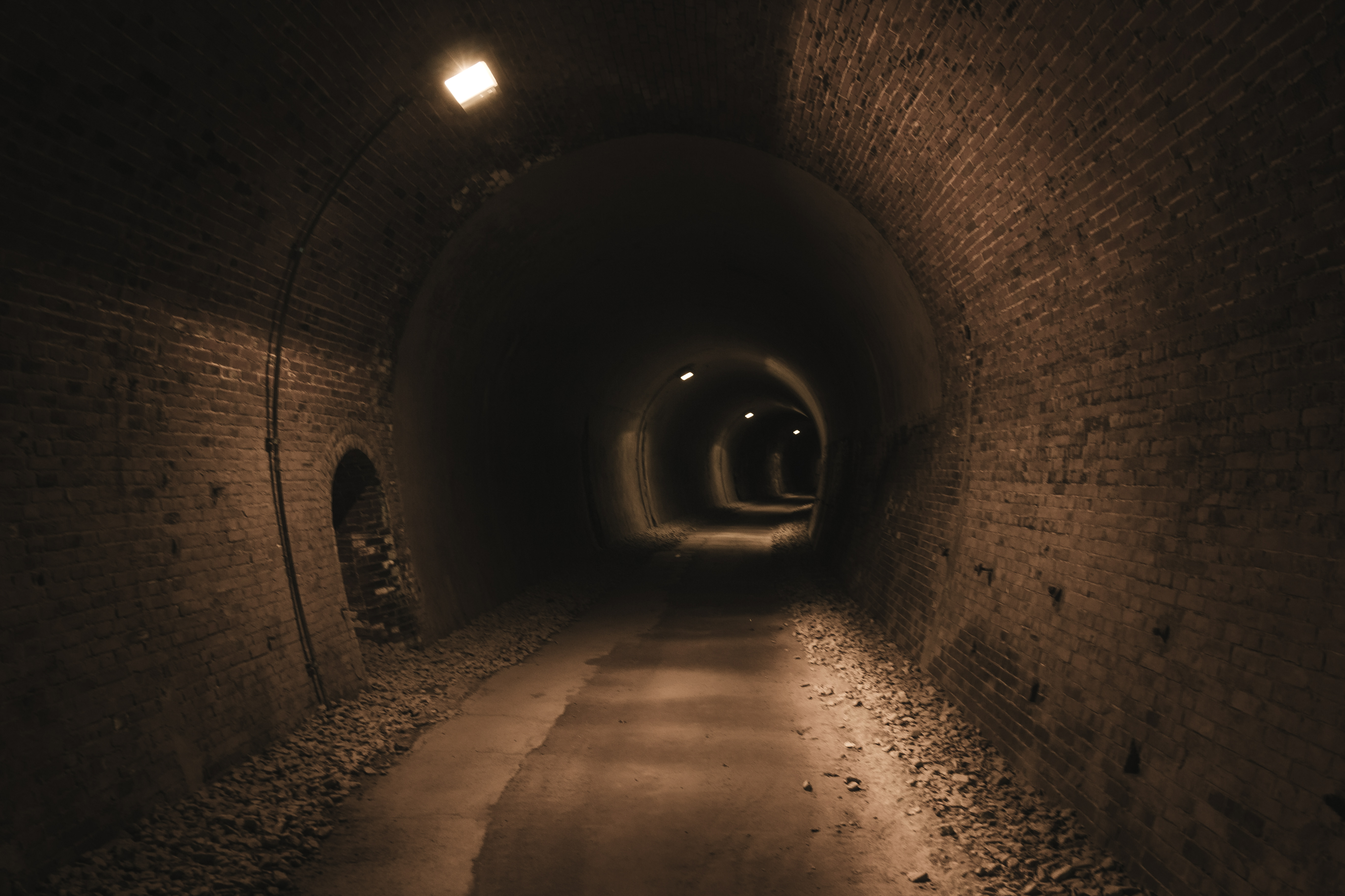 廃線トンネルを深く進むの無料写真素材
