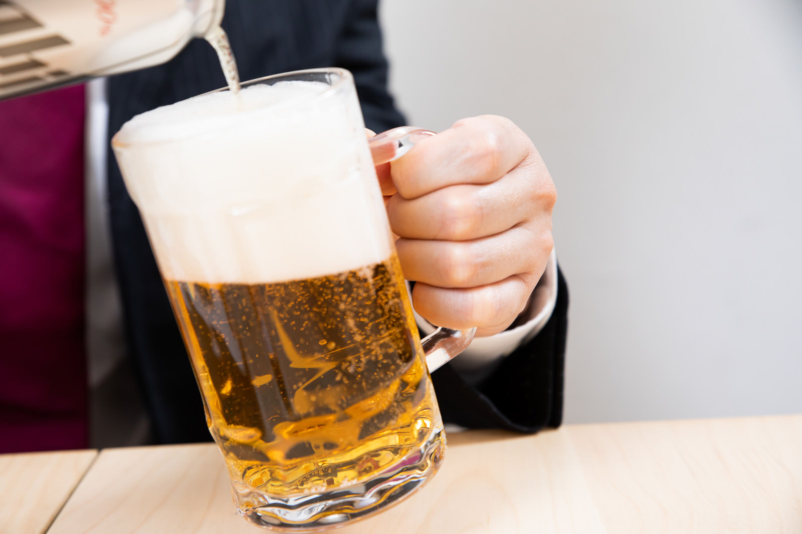 傾けたビールジョッキに注ぐビール（泡だらけ）の無料の写真素材 - ID 