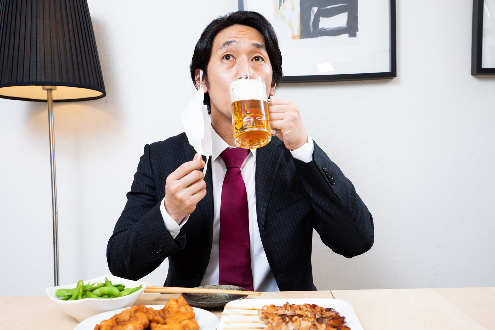 「マスクをずらして生ビールを飲む会社員 | フリー素材のぱくたそ」の写真［モデル：大川竜弥］