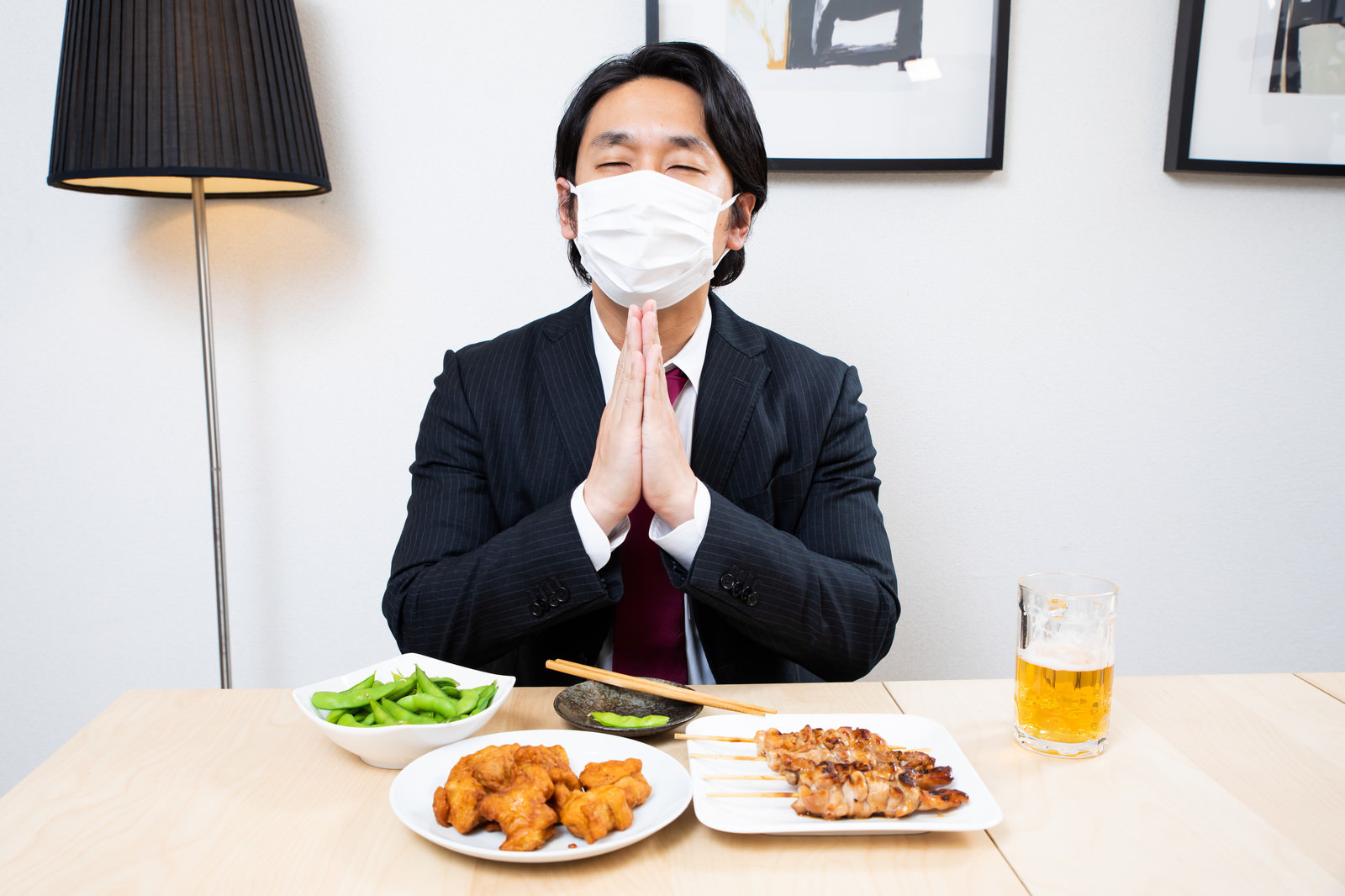 「黙食でいただきます | フリー素材のぱくたそ」の写真［モデル：大川竜弥］