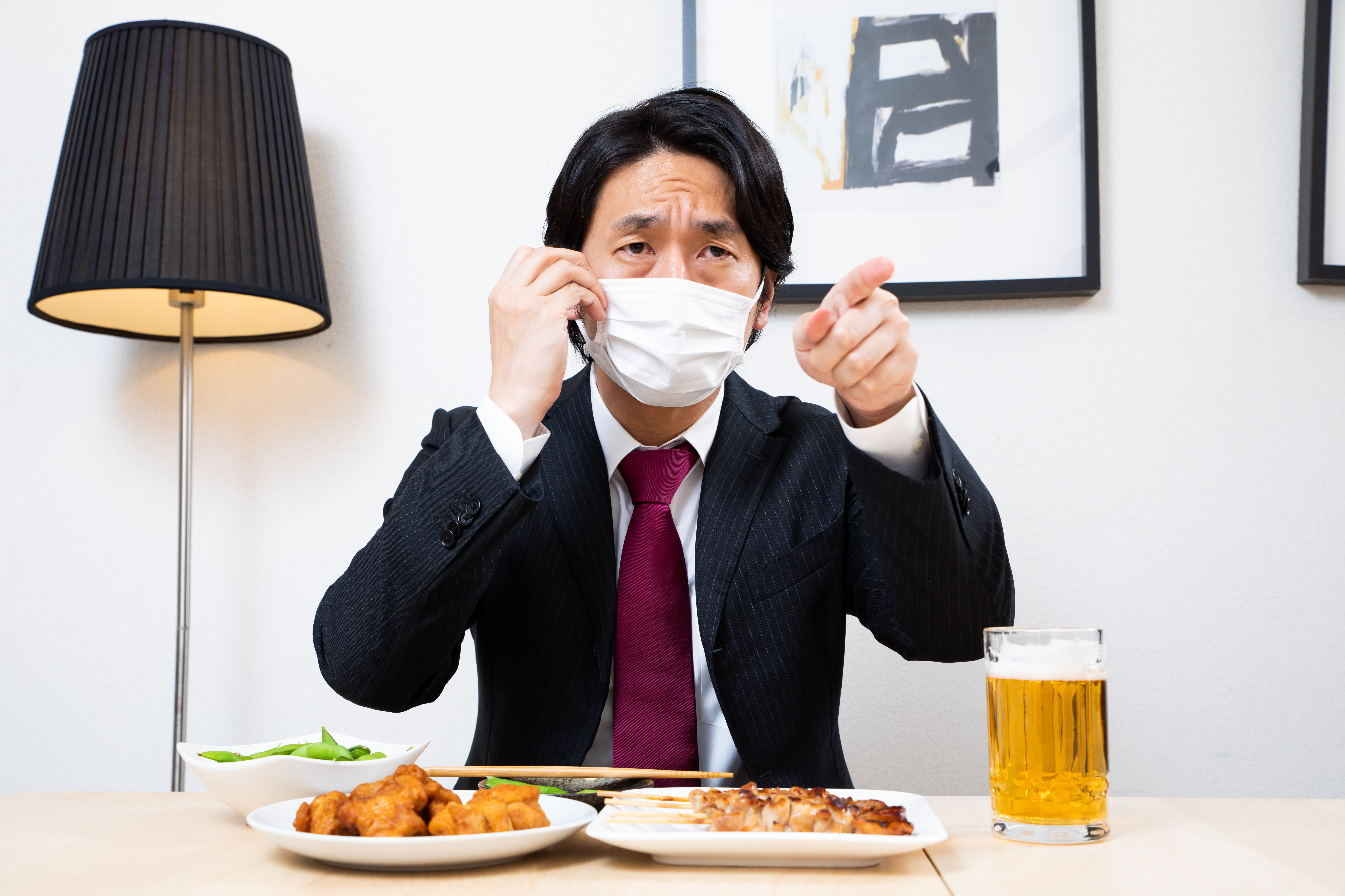 忘年会中に真顔で指を差す上司の写真素材 ぱくたそ