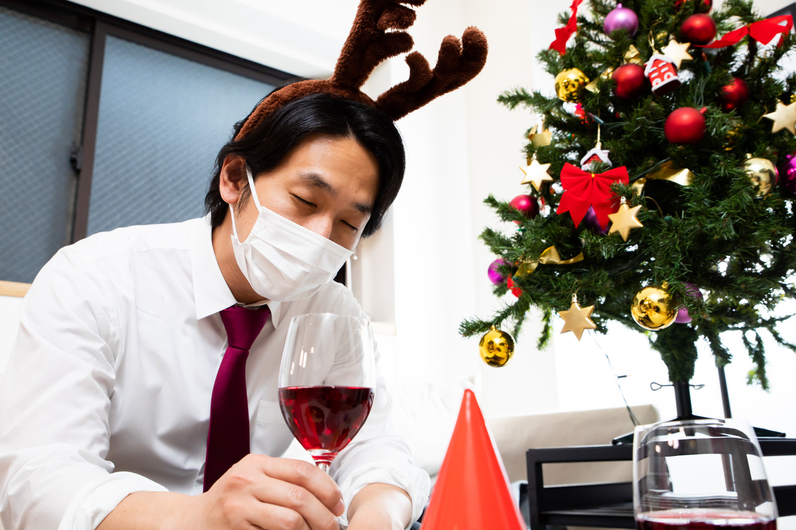 「転寝するクリぼっち中の会社員 | フリー素材のぱくたそ」の写真［モデル：大川竜弥］