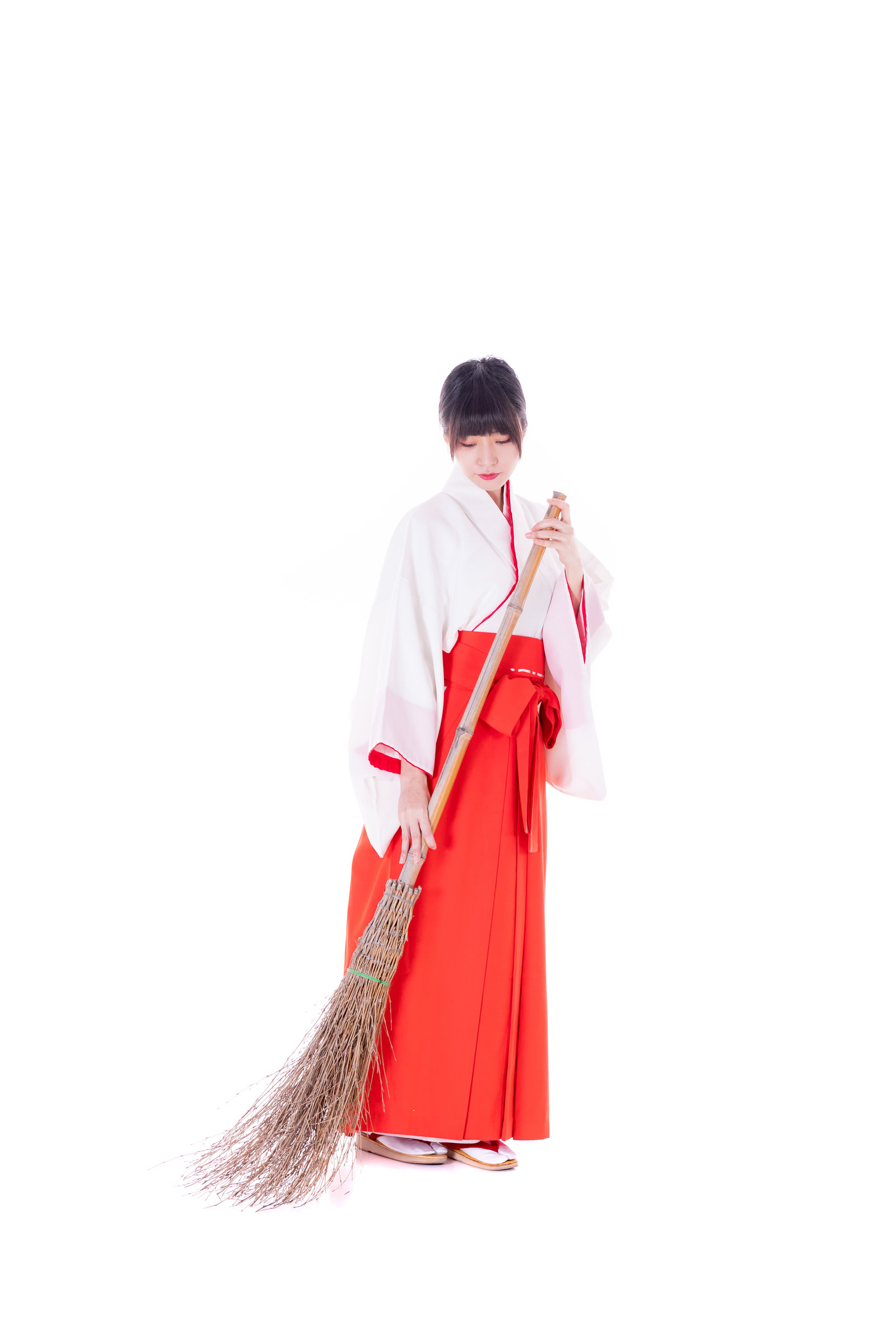 竹箒 たけぼうき で掃除中の巫女さんの写真を無料ダウンロード フリー素材 ぱくたそ 竹箒 たけぼうき で掃除中の巫女さんの写真を無料ダウンロード フリー素材 ぱくたそ