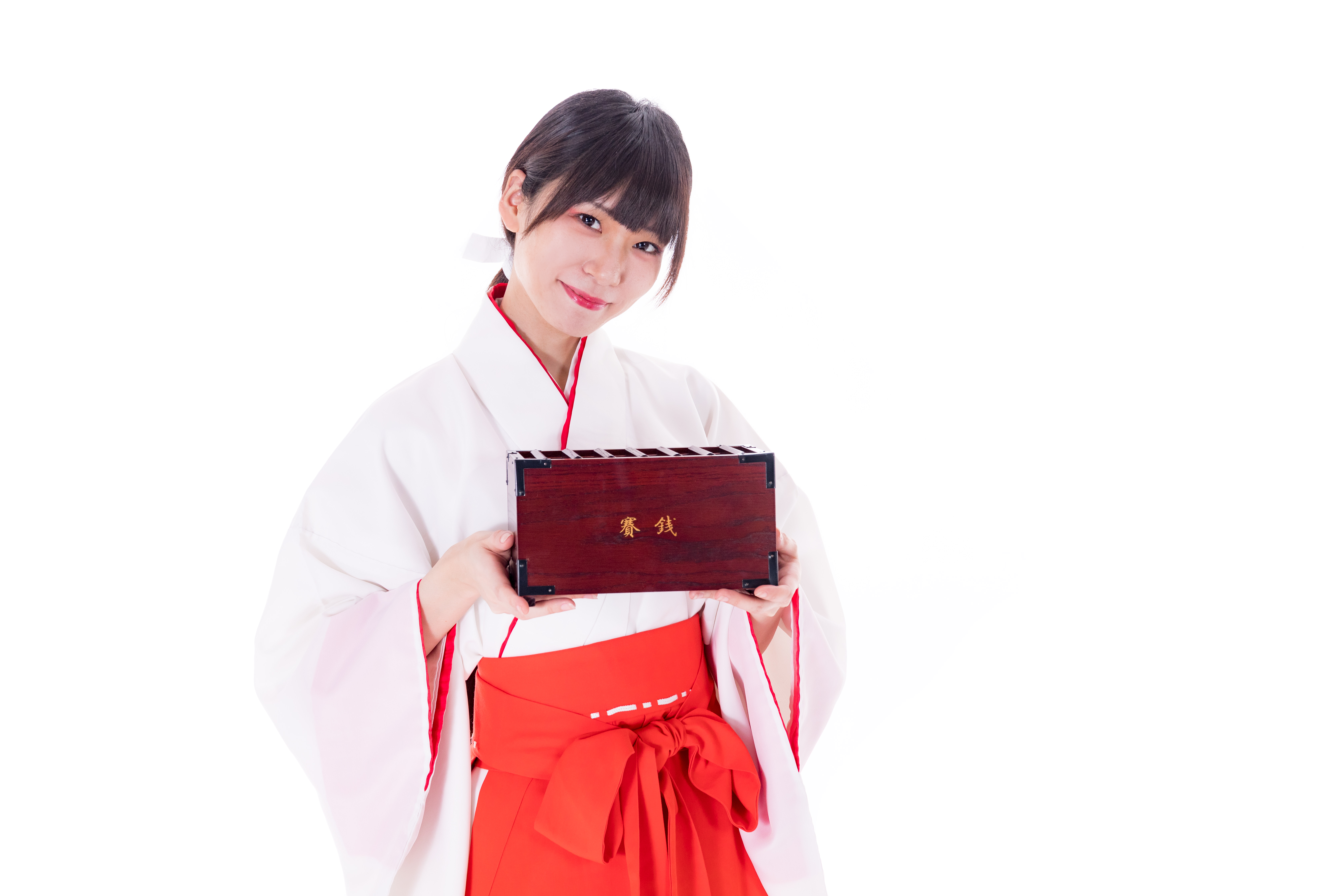 巫女が笑顔で賽銭箱を持ってきたの写真素材 ぱくたそ
