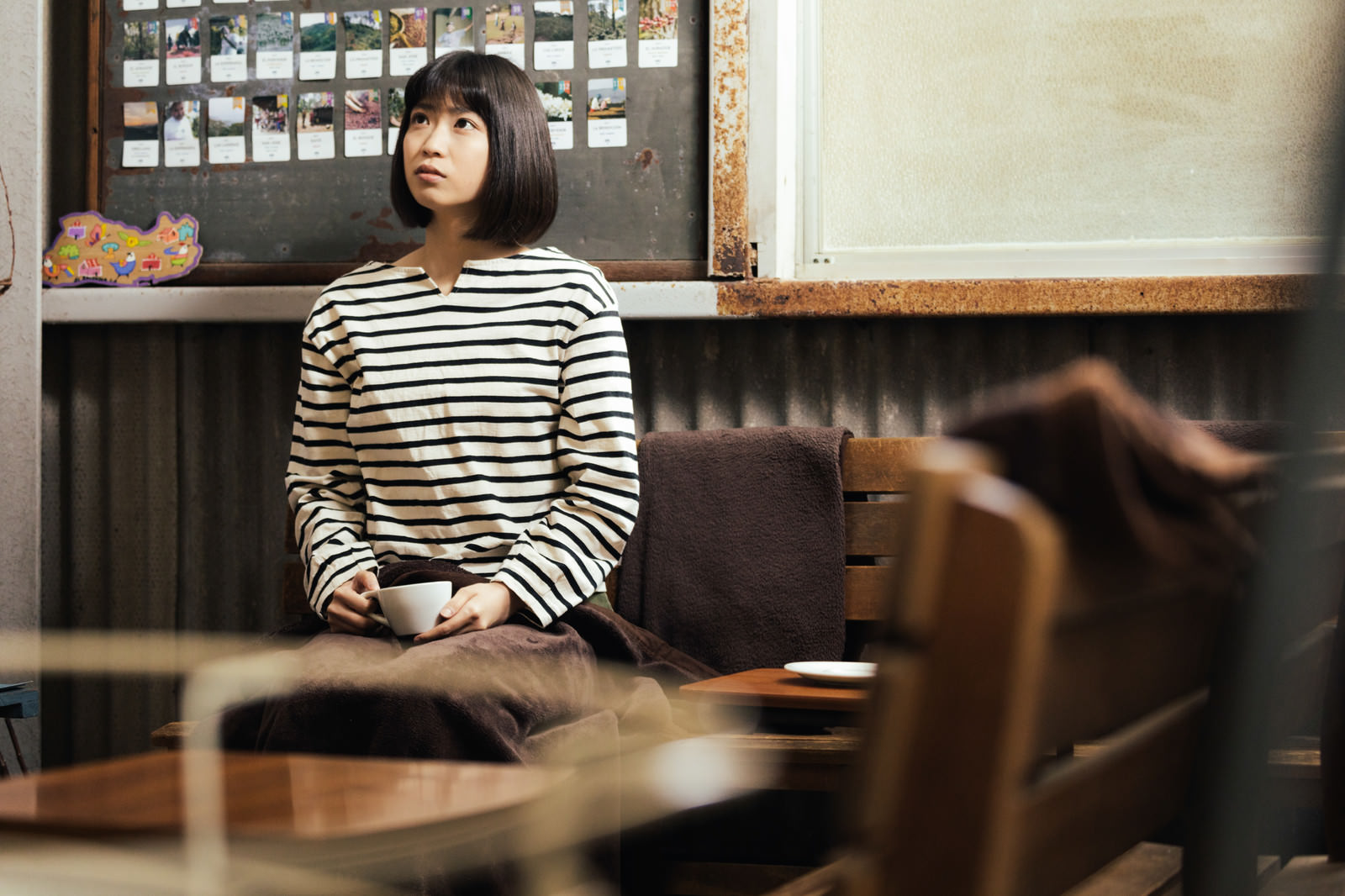 ãã¬ãã­ãªé°å²æ°ã®ã«ãã§ã§ã³ã¼ãã¼ã§ä¸æ¯ã¤ãå¥³æ§ãï¼»ã¢ãã«ï¼å¡©ç°ã¿ãï¼½