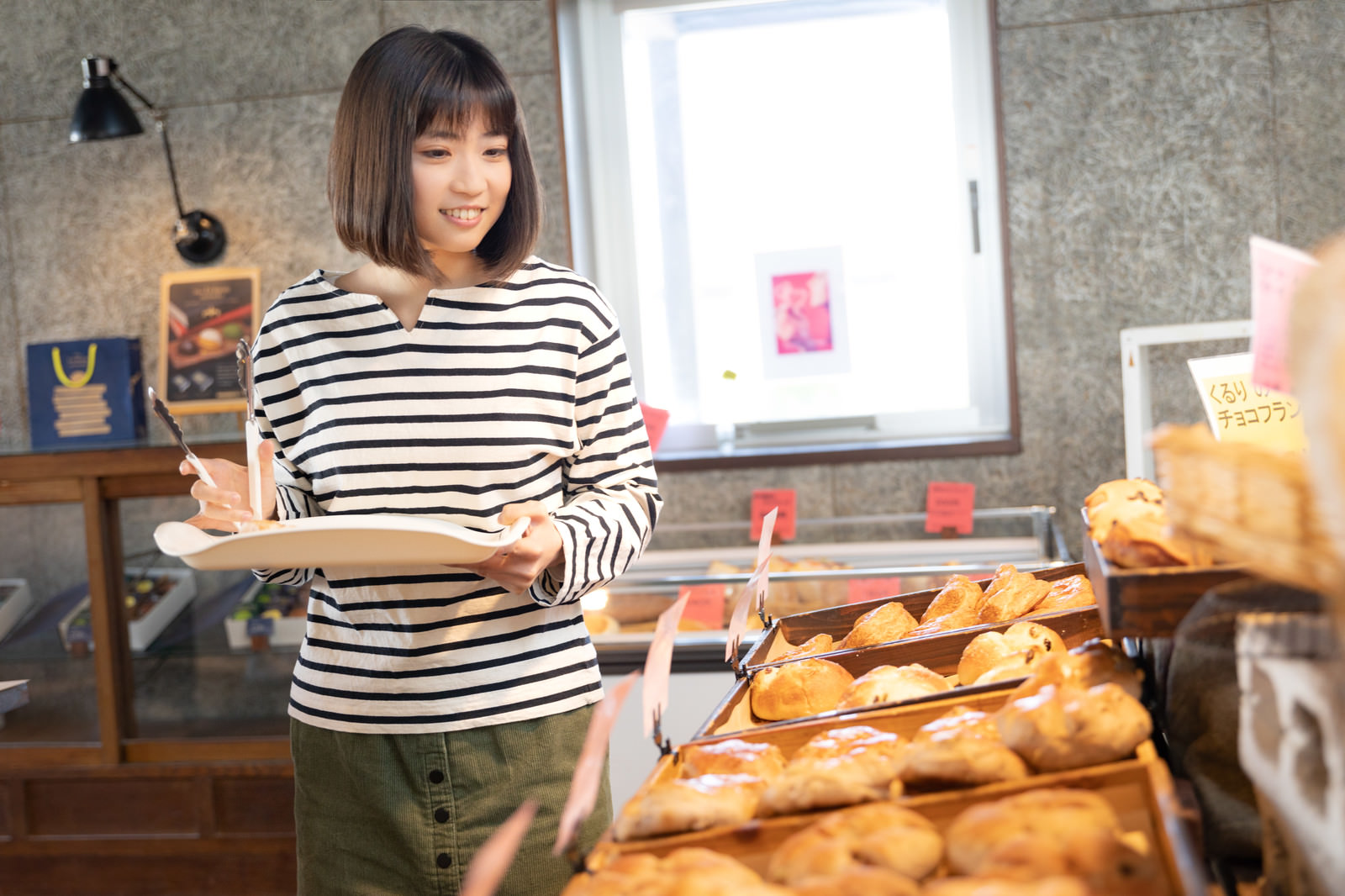 パン屋で選ぶ女性