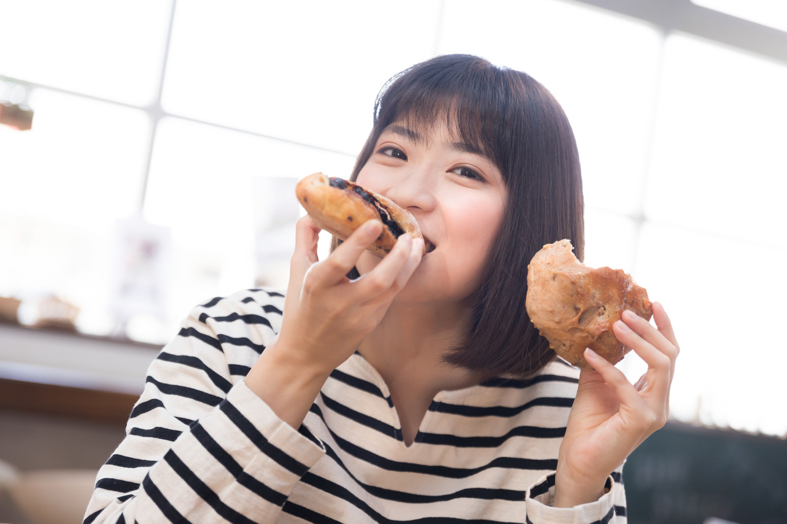 手作りパンを頬張る女性の写真素材 ぱくたそ