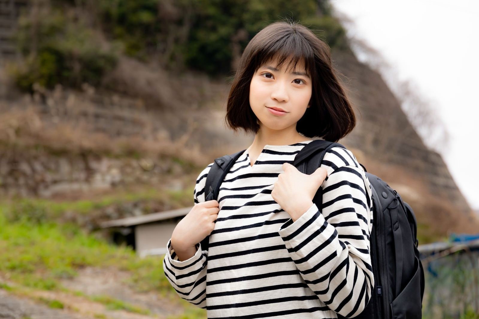 リュックを背負う女性