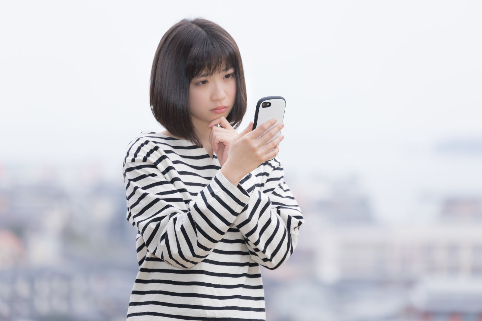 「電波がなくてネットに繋がらない女性」の写真［モデル：塩田みう］