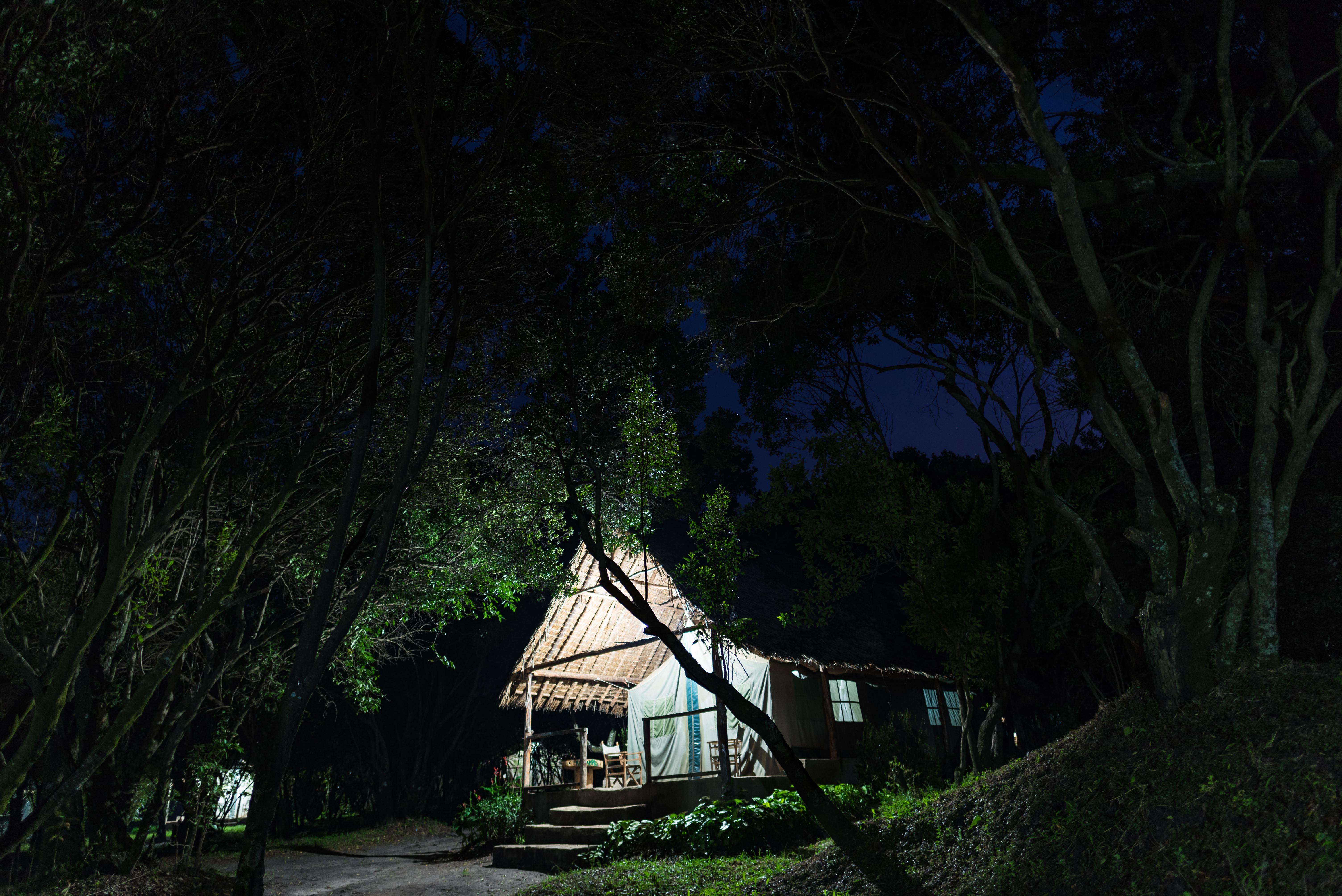 山奥にひっそりと佇むロッジの写真素材 ぱくたそ