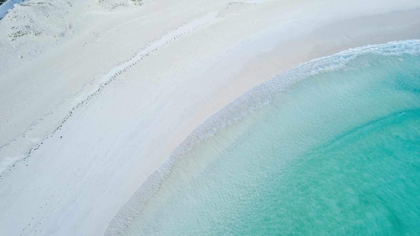 「白い海岸に寄せる波 | フリー素材のぱくたそ」の写真