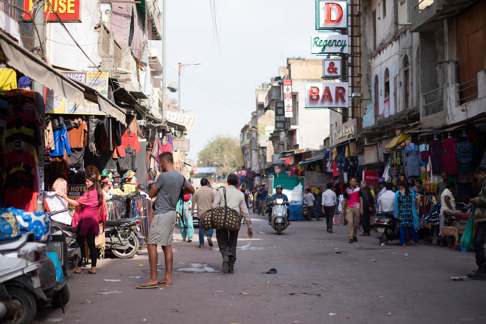 「ニューデリー駅前（インド）の商店街」の写真