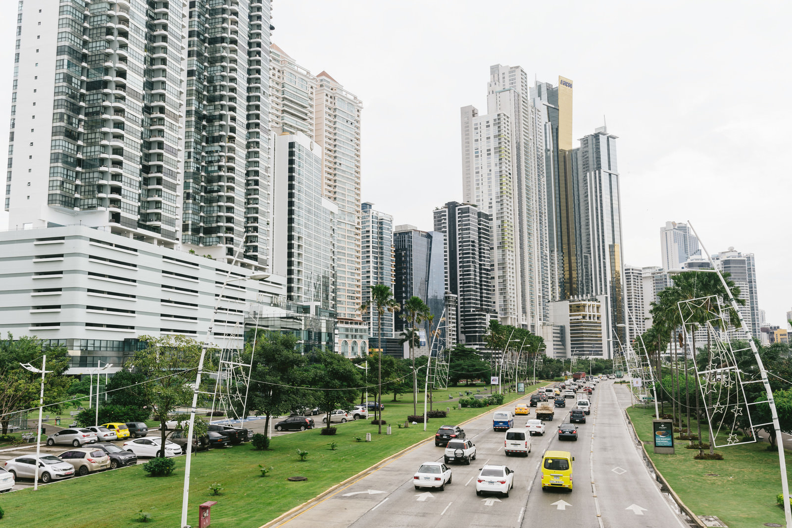「高層マンションが立ち並ぶパナマの都市部 | フリー素材のぱくたそ」の写真