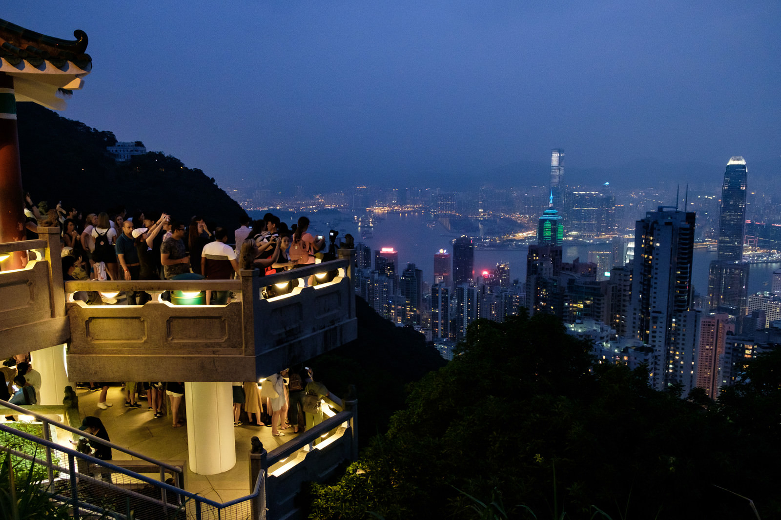 香港の100万ドルの夜景を撮影する観光客の写真 画像 を無料ダウンロード フリー素材のぱくたそ