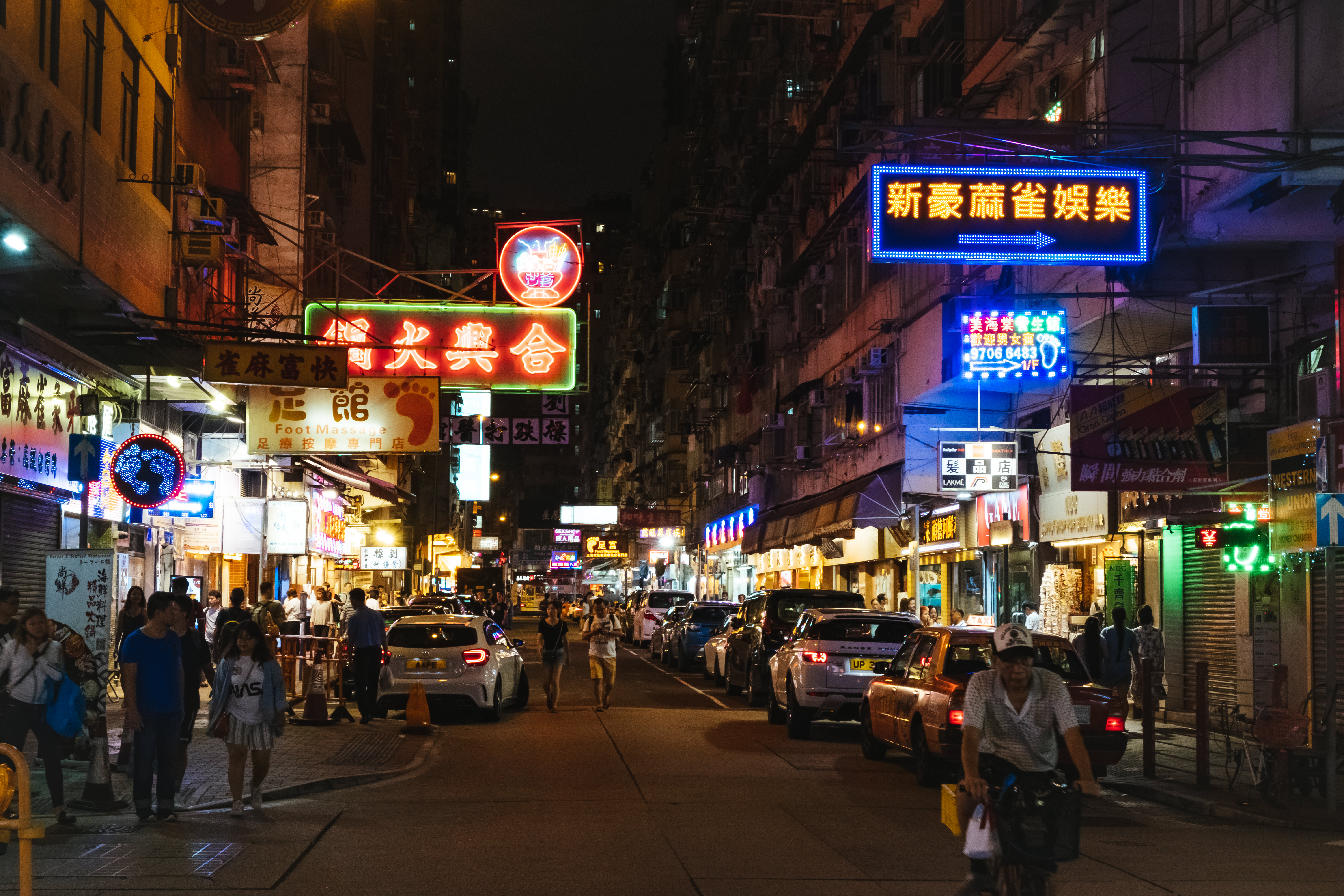 ネオン輝く香港の繁華街の写真 画像 を無料ダウンロード フリー素材のぱくたそ