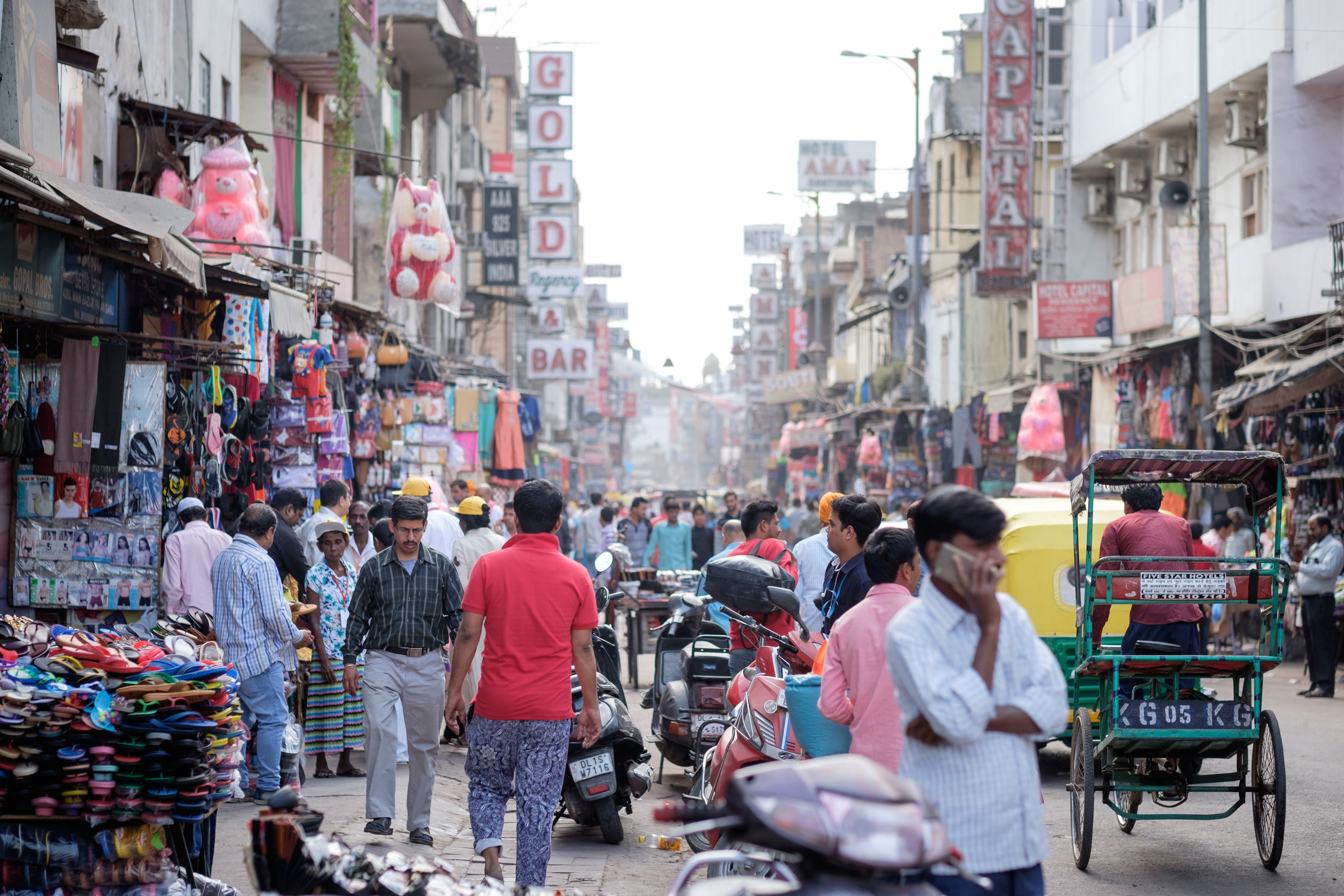 人で溢れかえるニューデリーの街並みの写真素材 ぱくたそ
