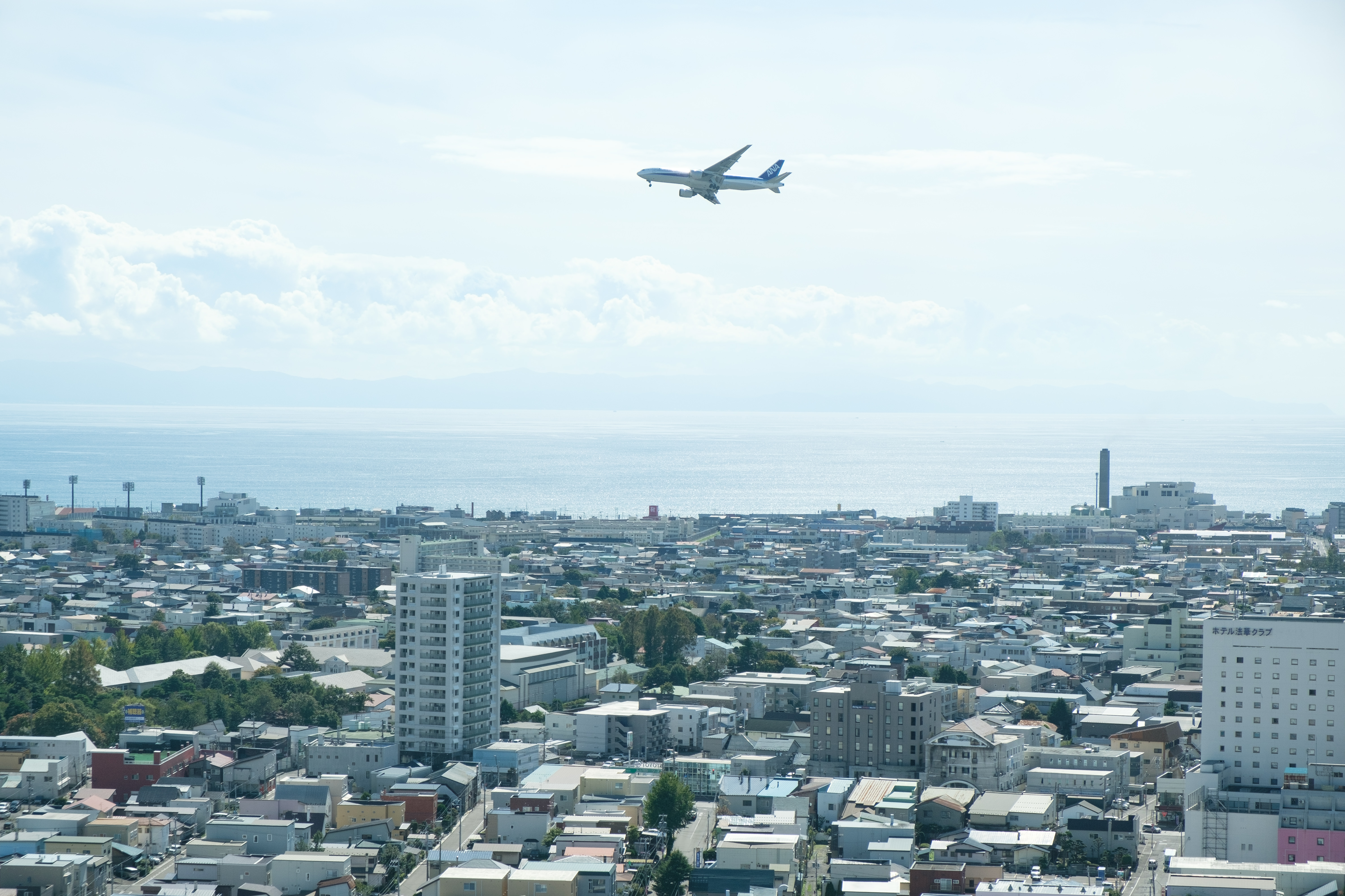 街並みと離陸した旅客機 函館空港 の写真を無料ダウンロード フリー素材 ぱくたそ 街並みと離陸した旅客機 函館空港 の写真を無料ダウンロード フリー素材 ぱくたそ