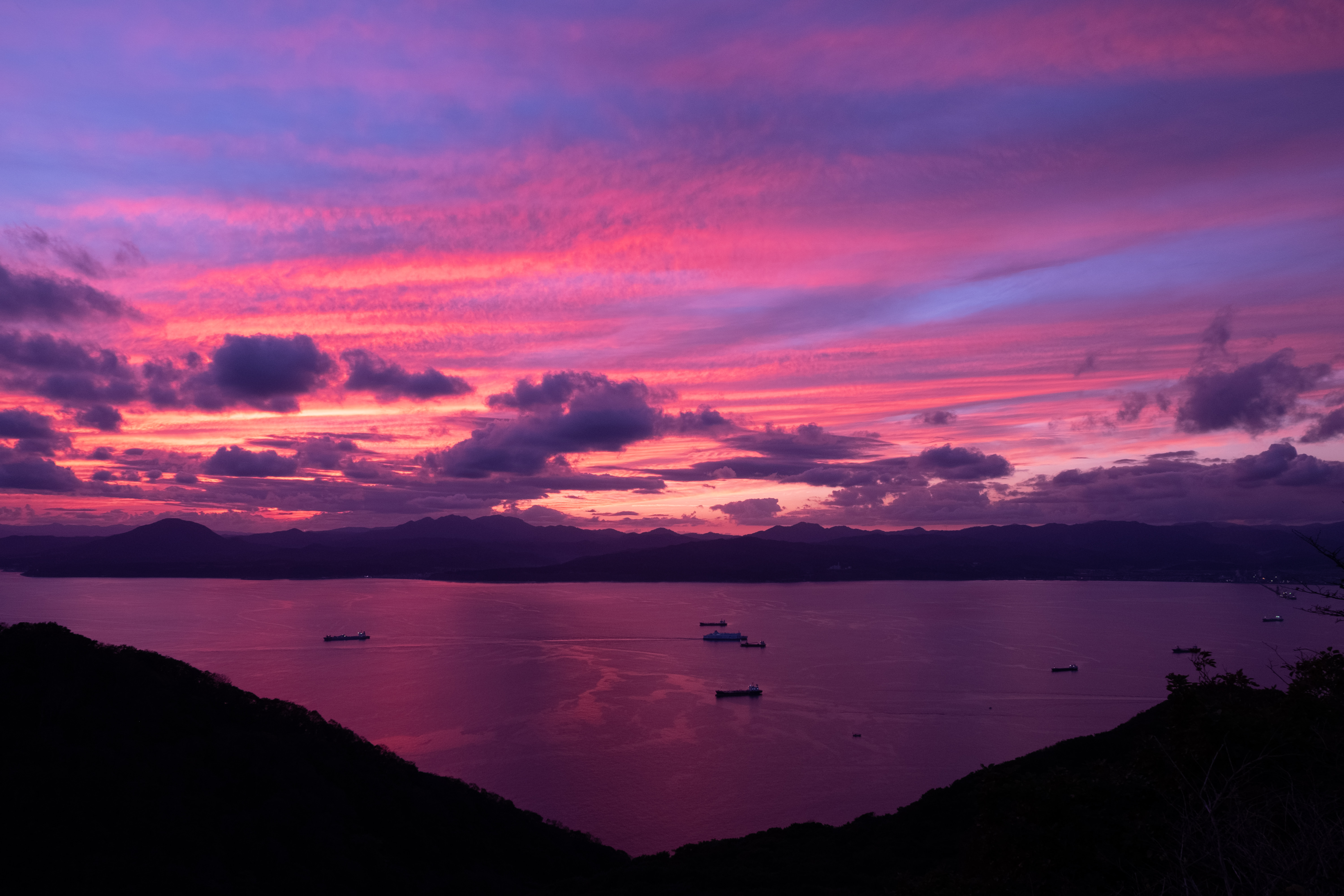 紫の夕暮れと湖の写真を無料ダウンロード フリー素材 ぱくたそ 紫の夕暮れと湖の写真を無料ダウンロード フリー素材 ぱくたそ