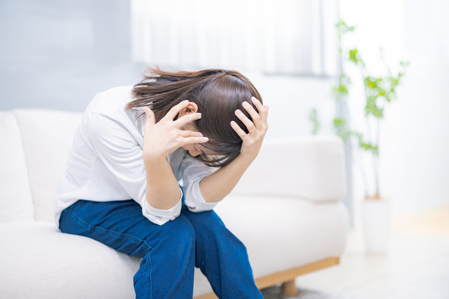 頭が痛くてうずくまる女性の無料の写真素材 - ID.85559｜フリー素材 ぱくたそ