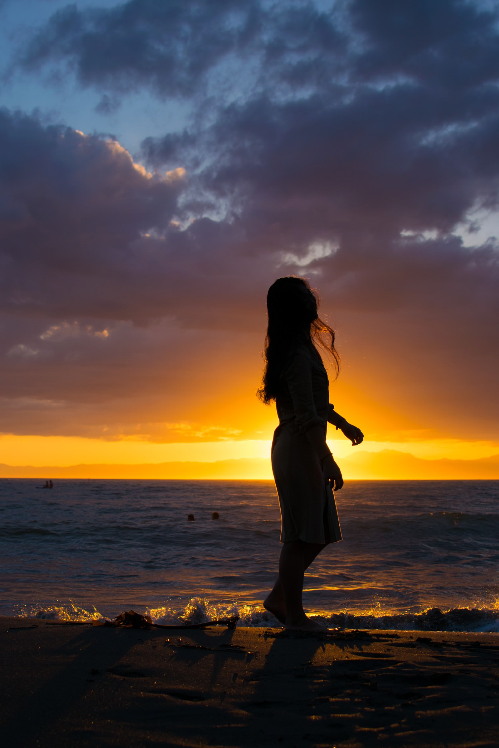 夕日に照らされる砂浜を歩く女性のシルエットの写真 画像 を無料ダウンロード フリー素材のぱくたそ 夕日に照らされる砂浜を歩く女性のシルエットの写真 画像 を無料ダウンロード フリー素材のぱくたそ