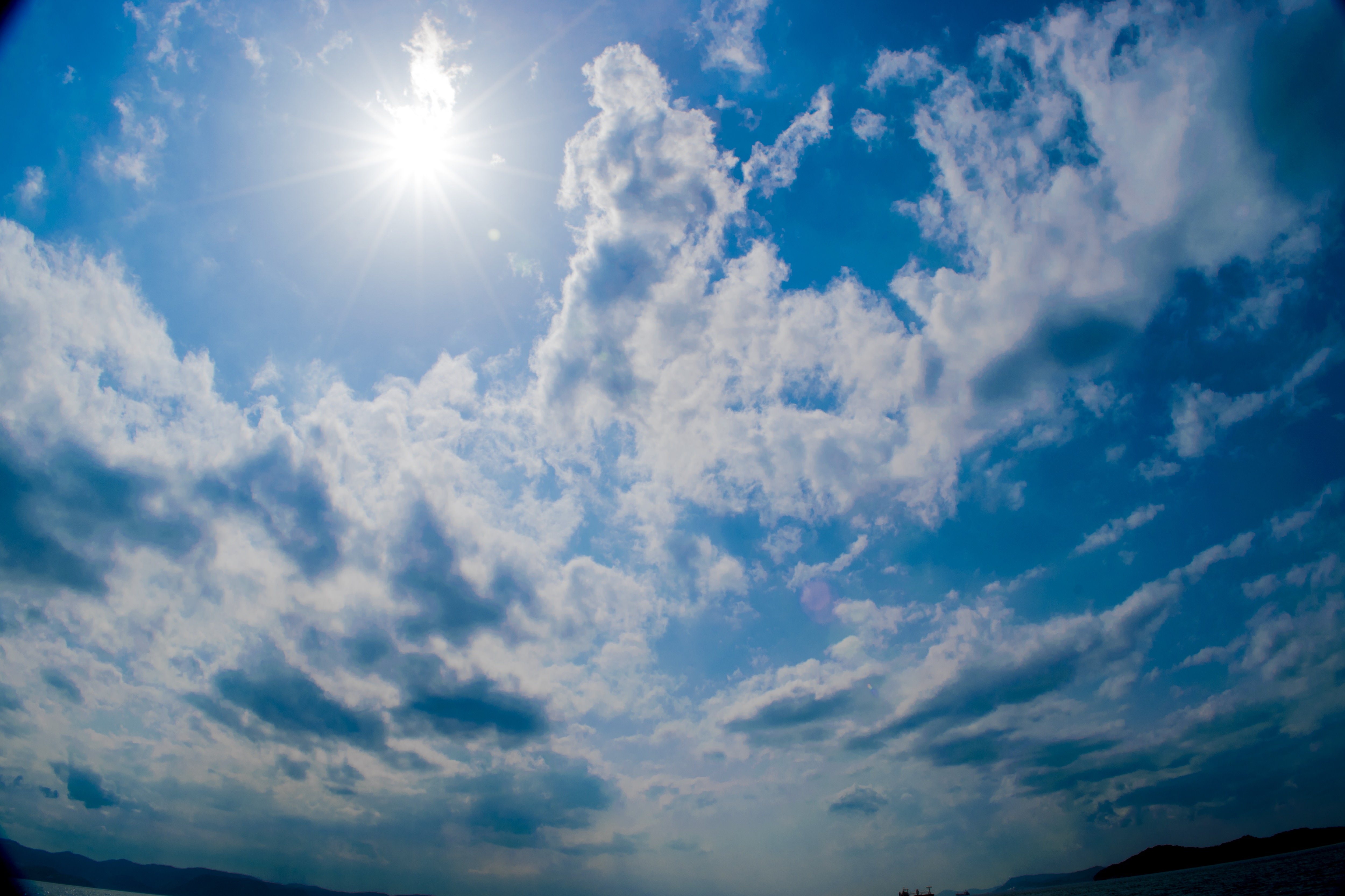 日差しの強い夏日の写真素材 ぱくたそ