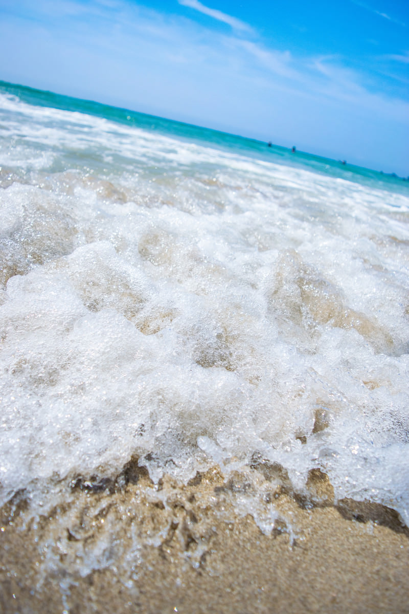 晴れた日の砂浜と海の写真を無料ダウンロード フリー素材 ぱくたそ