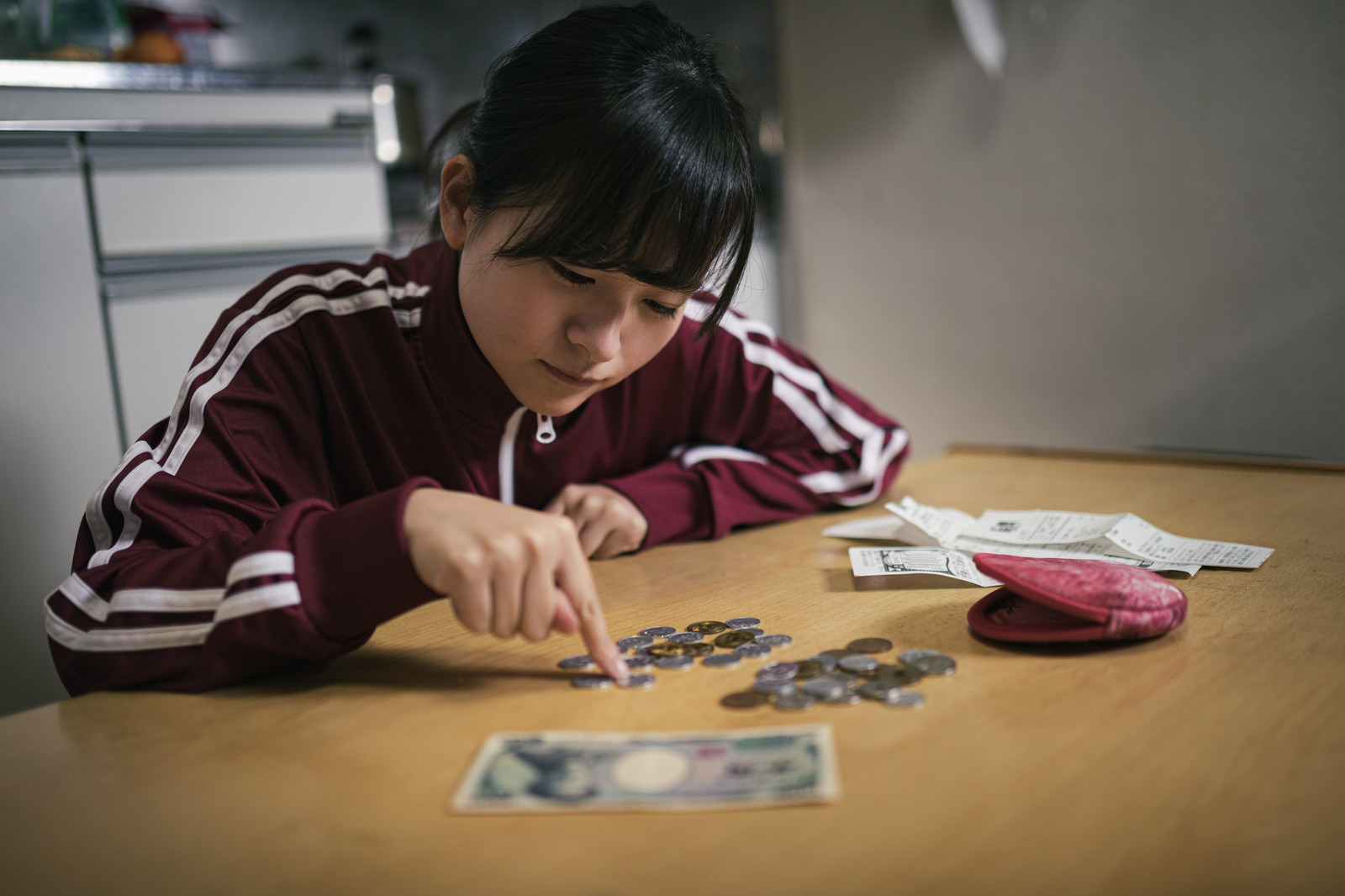 「自粛が続き生活費を切り詰める女子学生の様子」の写真［モデル：千歳］