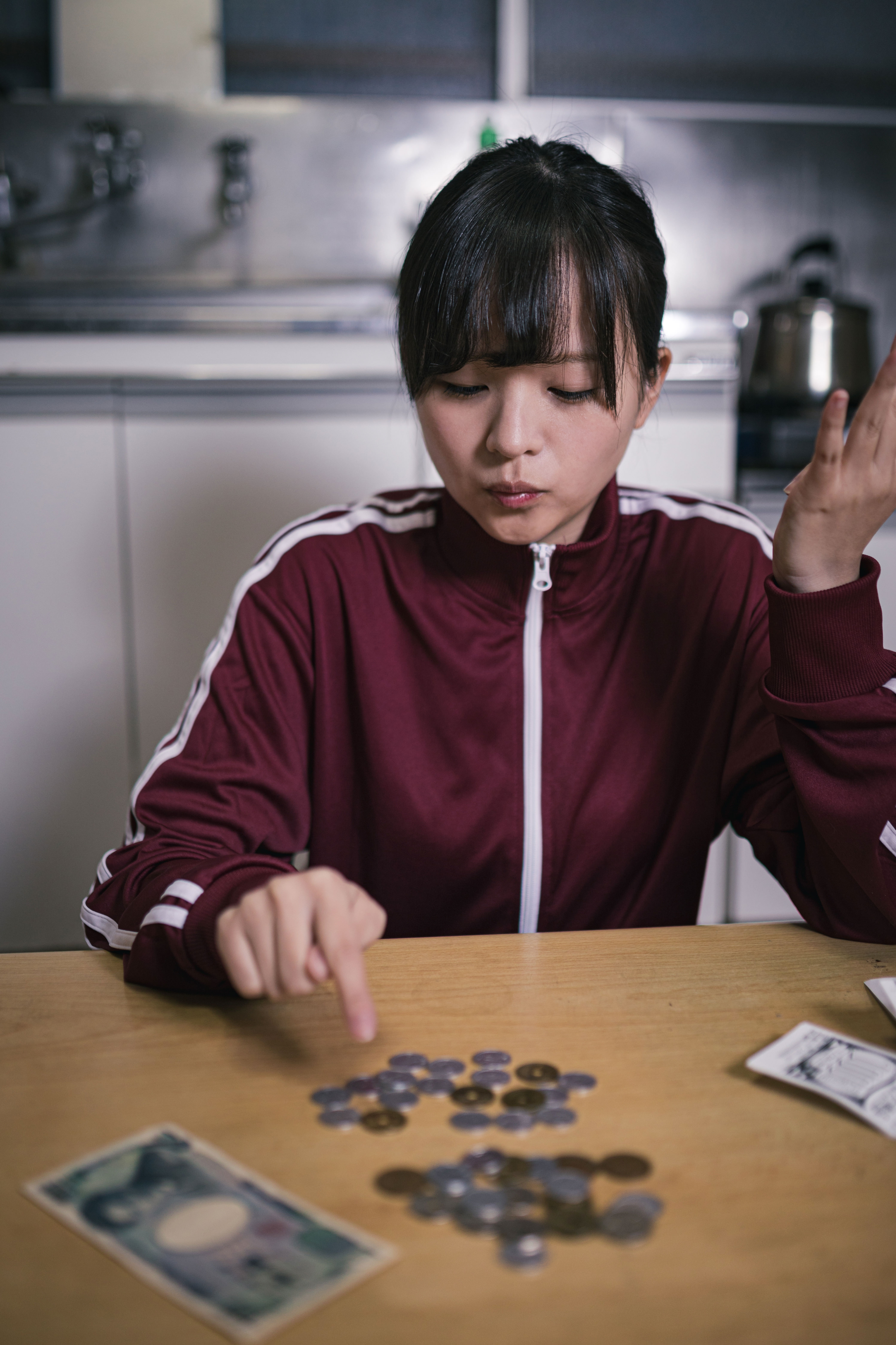 金欠で小銭を数える部屋着の女学生の写真を無料ダウンロード フリー素材 ぱくたそ