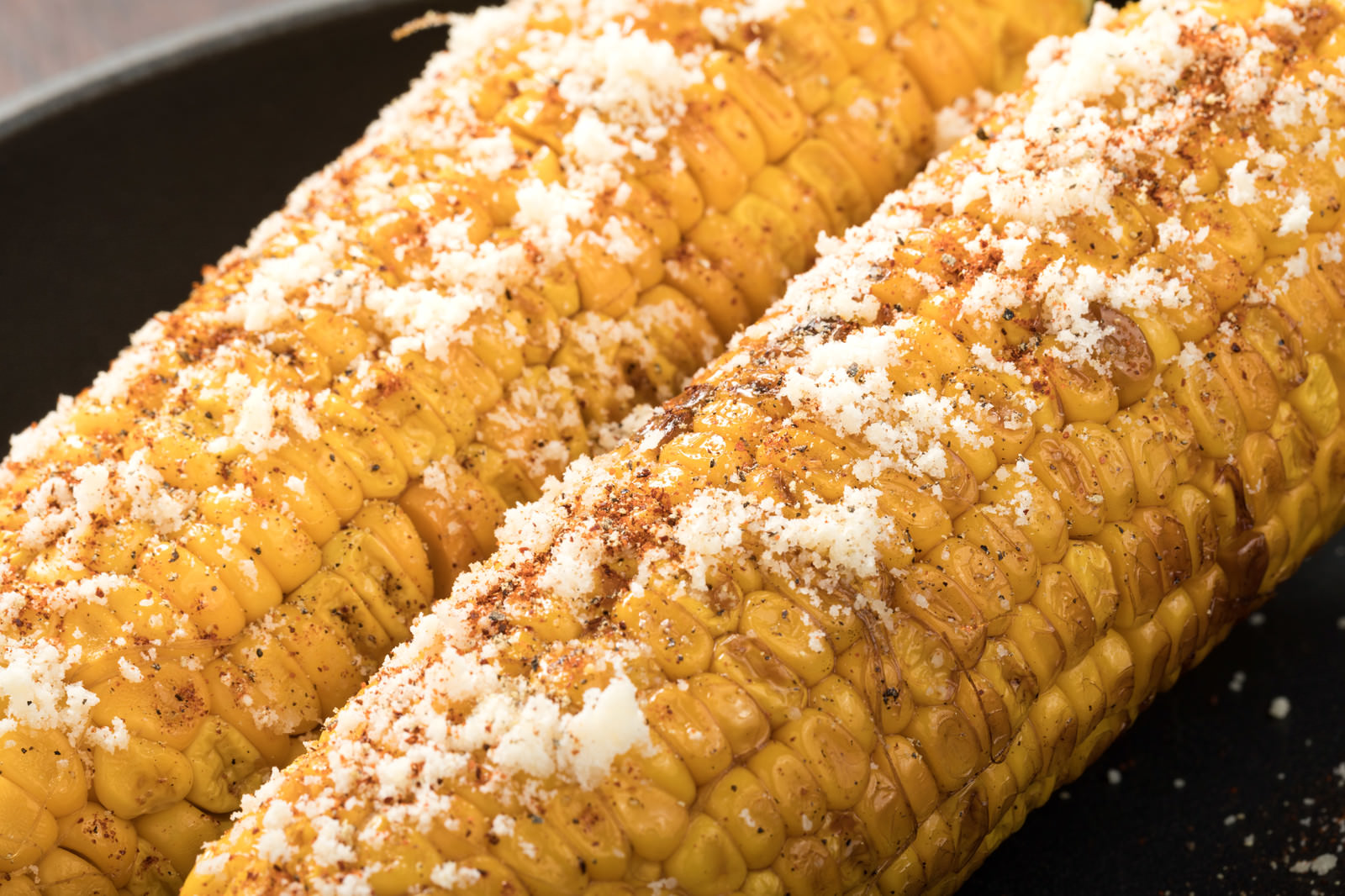 黒胡椒とチーズの塩気が病みつきになる焼きとうもろこしの写真 画像 を無料ダウンロード フリー素材のぱくたそ