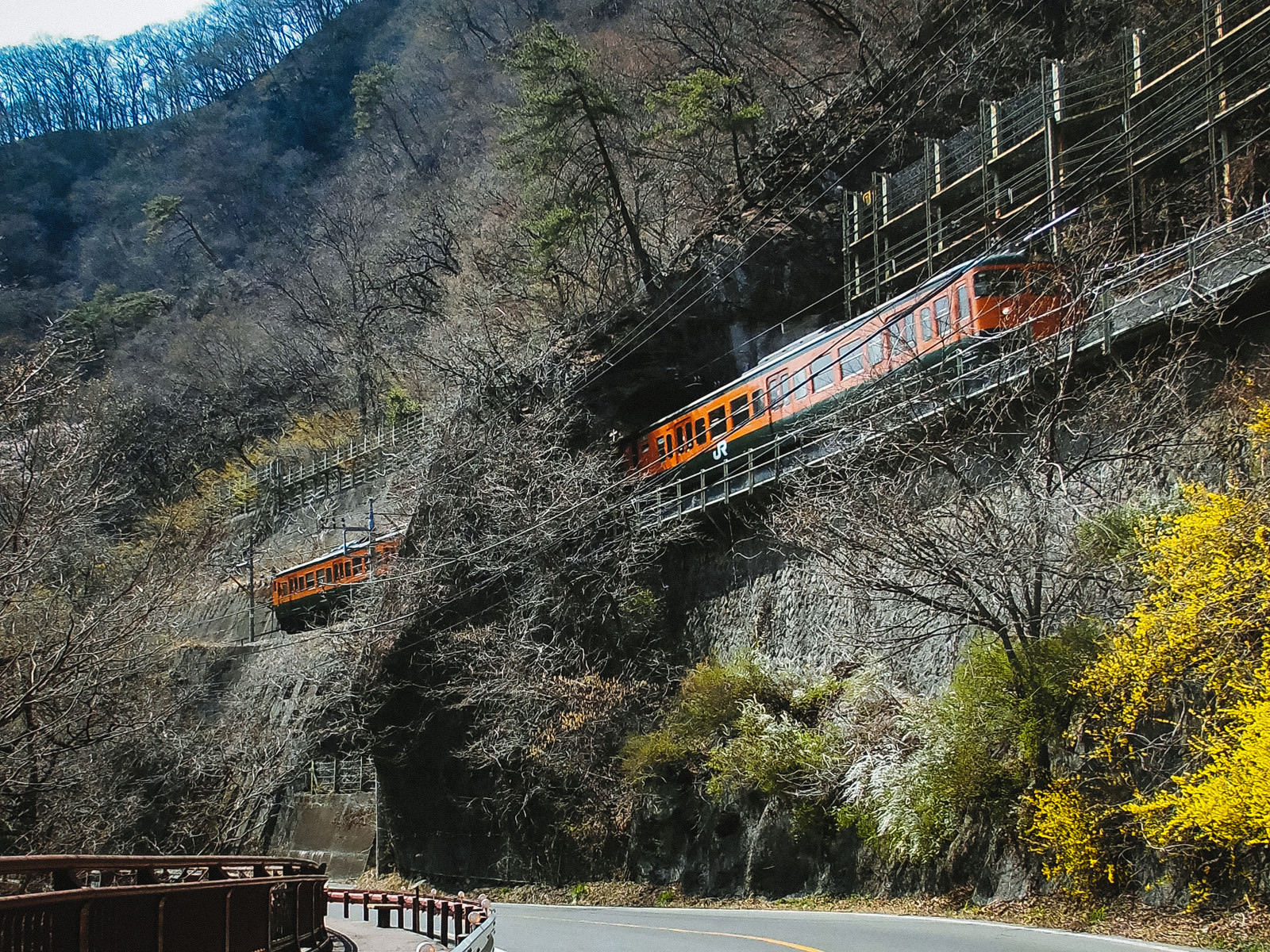 日本一短いトンネル 樽沢トンネル を走行するjr吾妻線の写真素材 ぱくたそ