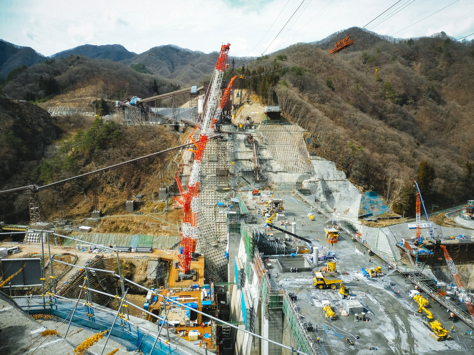八ッ場ダムの工事風景 大型クレーン の写真素材 ぱくたそ
