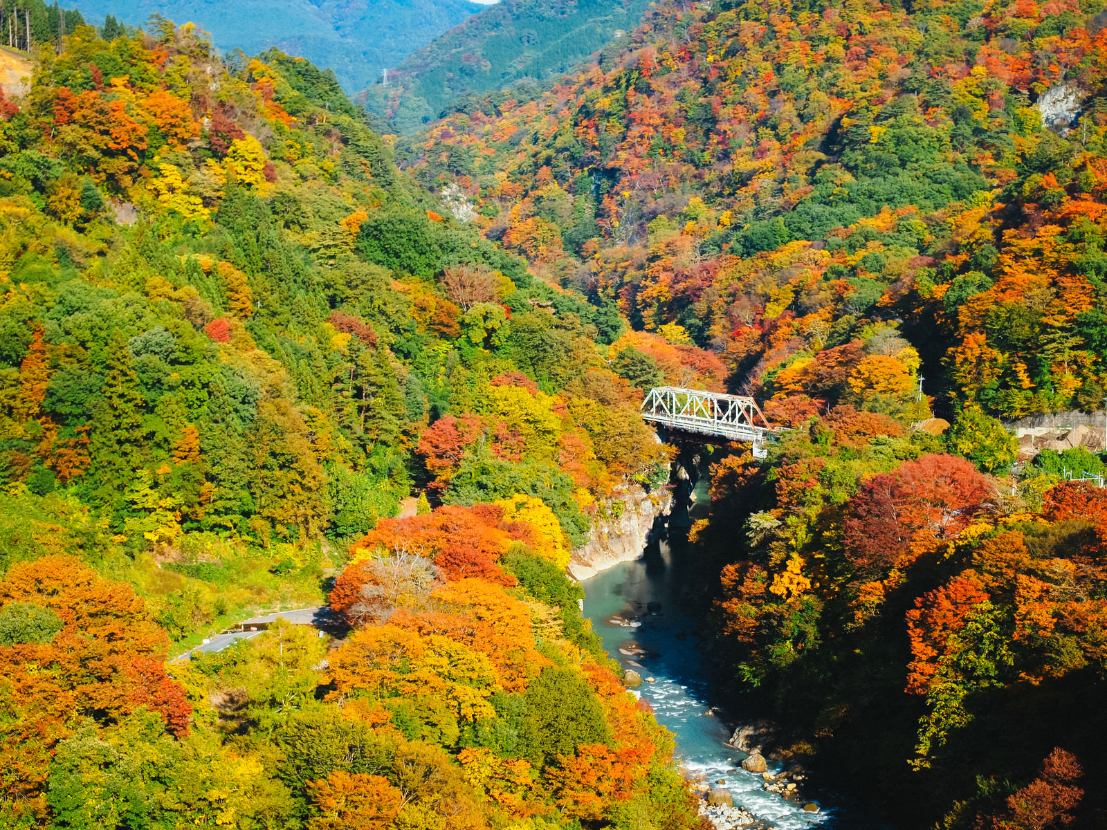 黄葉時期の吾妻峡の写真素材 ぱくたそ