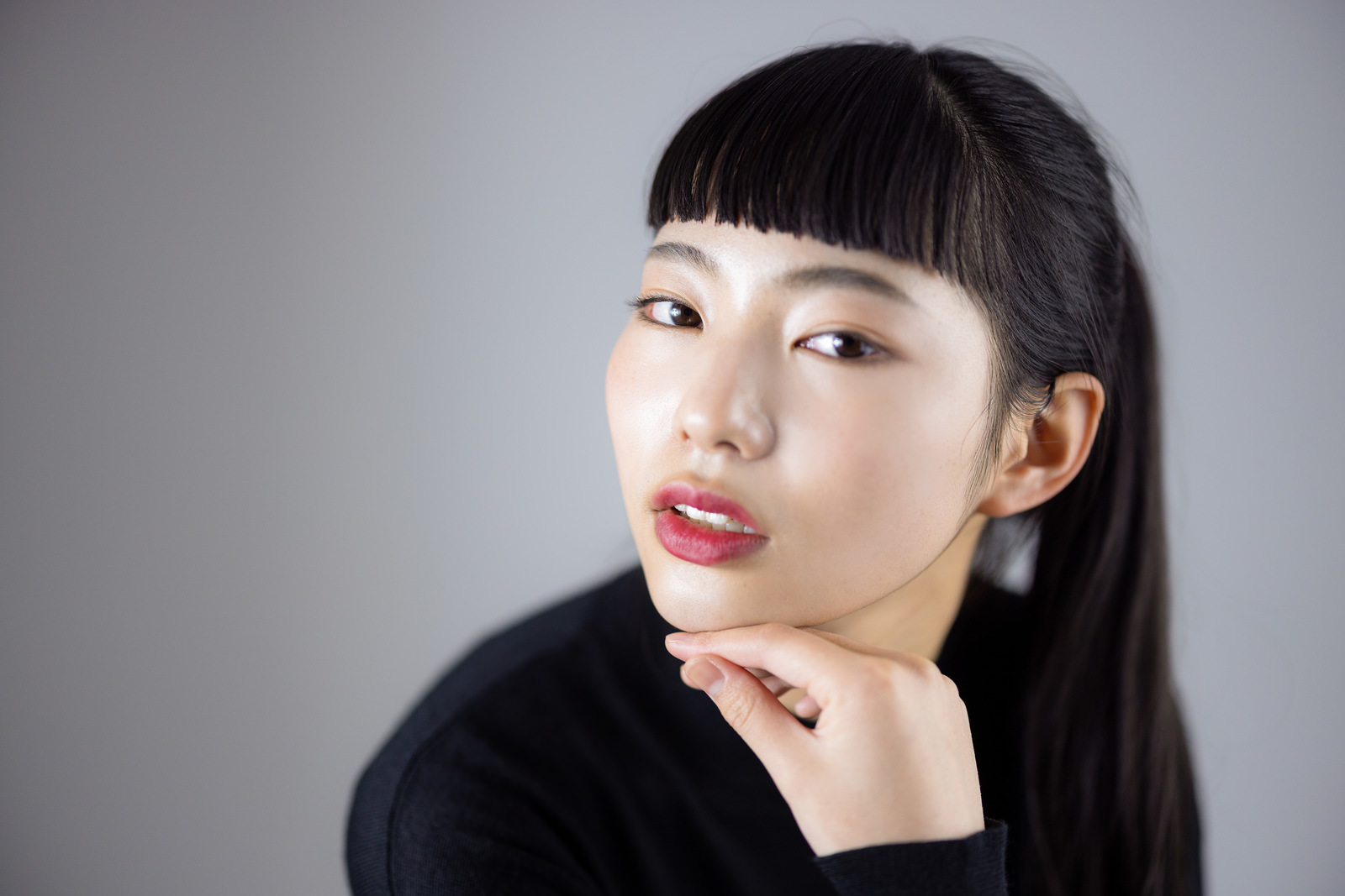「頬杖ポーズをとる女性 | フリー素材のぱくたそ」の写真［モデル：なんこ］