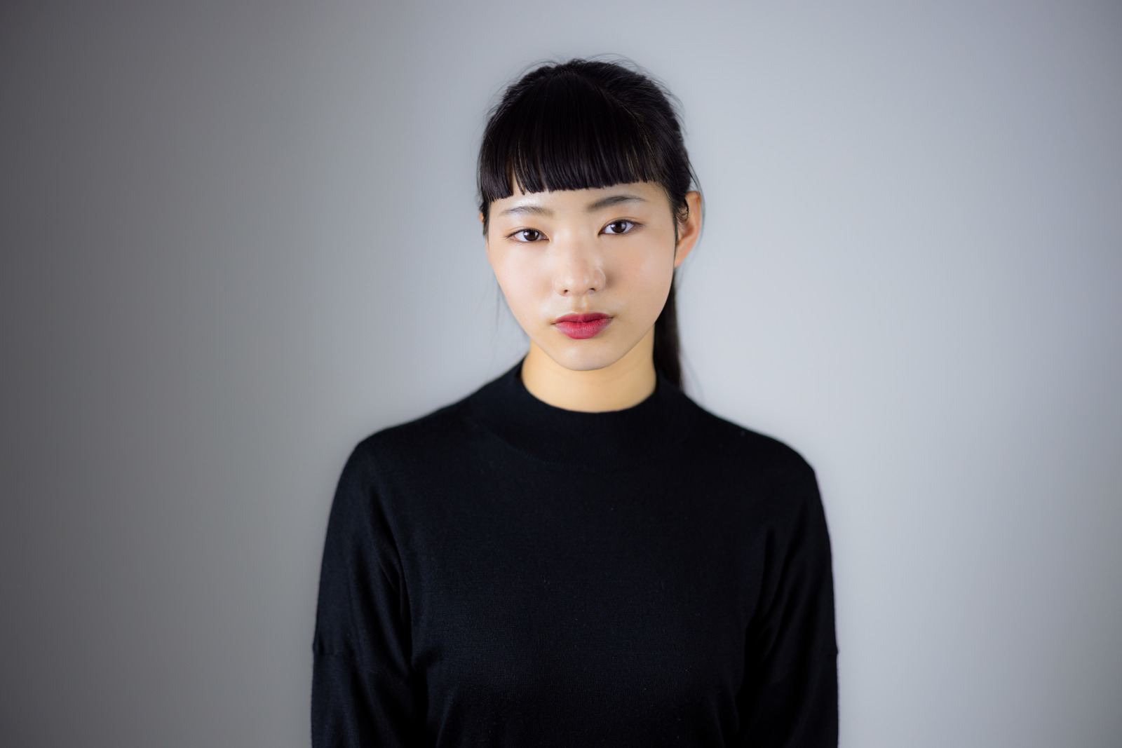 「真顔の女性 | フリー素材のぱくたそ」の写真［モデル：なんこ］