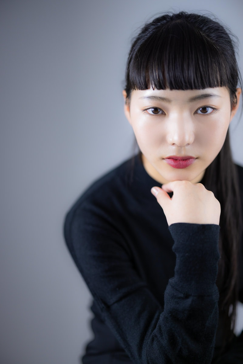 「頬杖をついて取り澄ます女性 | フリー素材のぱくたそ」の写真［モデル：なんこ］