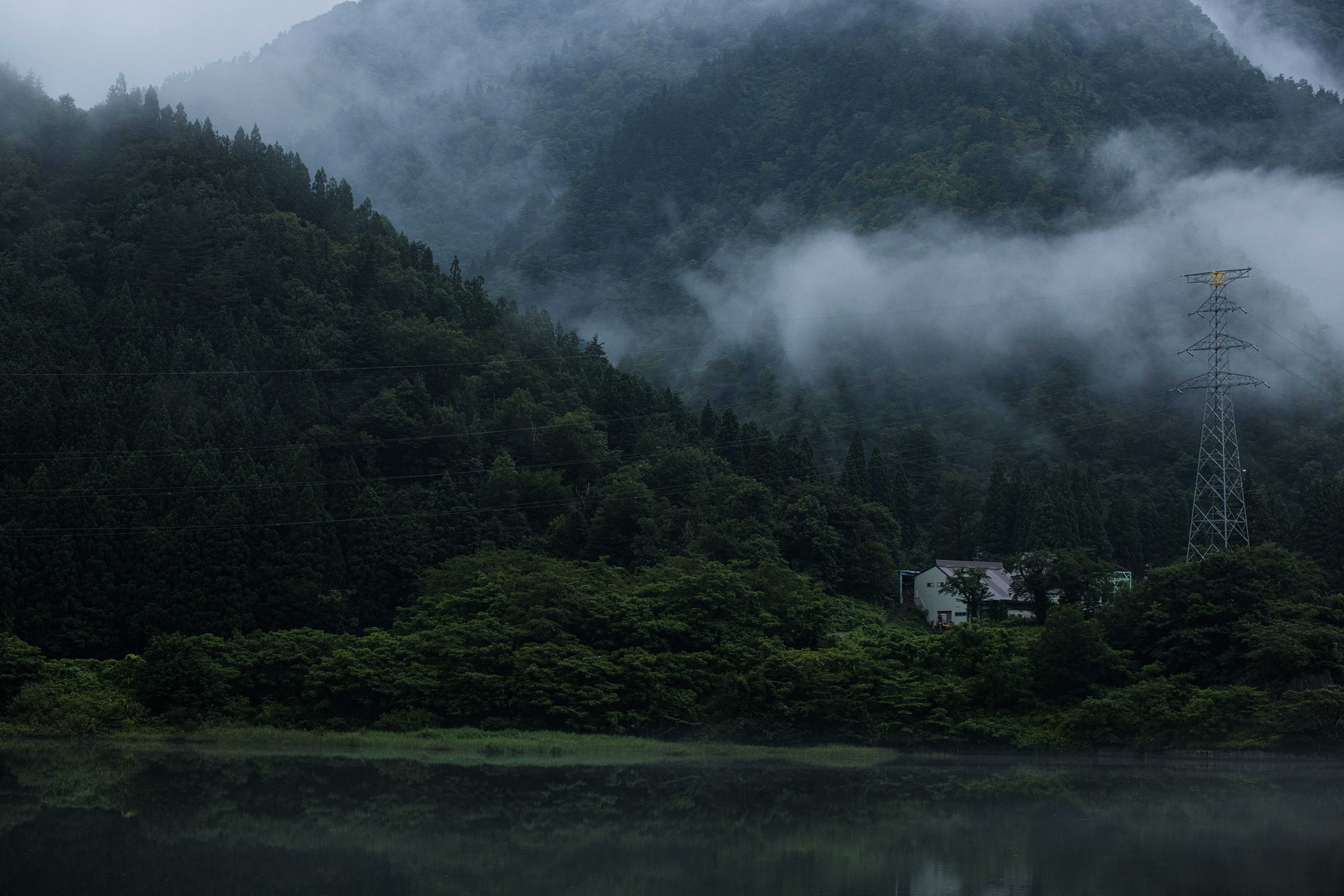 山から立ち上がる霧とダム湖の写真素材 ぱくたそ 山から立ち上がる霧とダム湖の写真素材 ぱくたそ