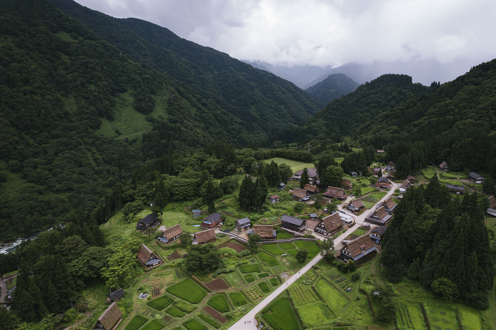 相倉合掌造り集落を空撮の写真素材 ぱくたそ