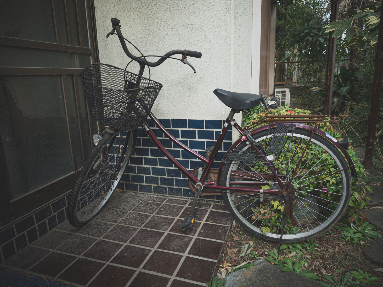 空き家の使われなくなった自転車の写真 画像 を無料ダウンロード フリー素材のぱくたそ 空き家の使われなくなった自転車の写真 画像 を無料ダウンロード フリー素材のぱくたそ
