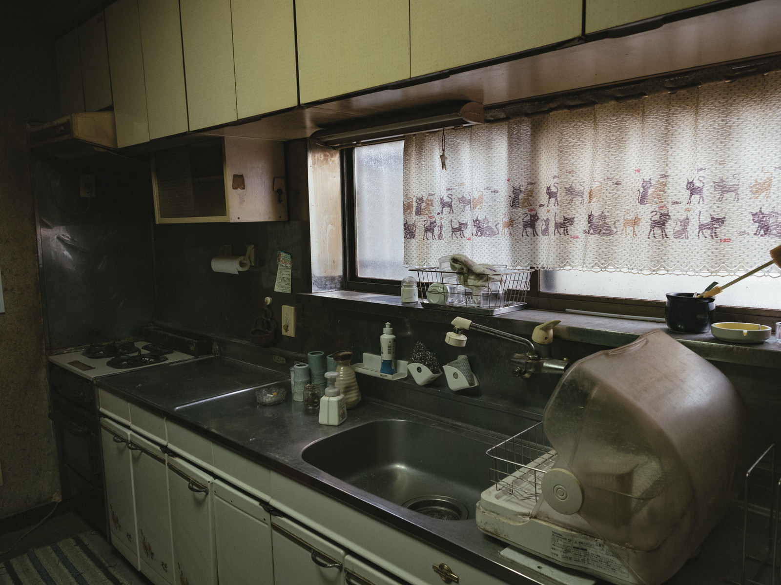 「昭和感漂うキッチンの様子 | フリー素材のぱくたそ」の写真
