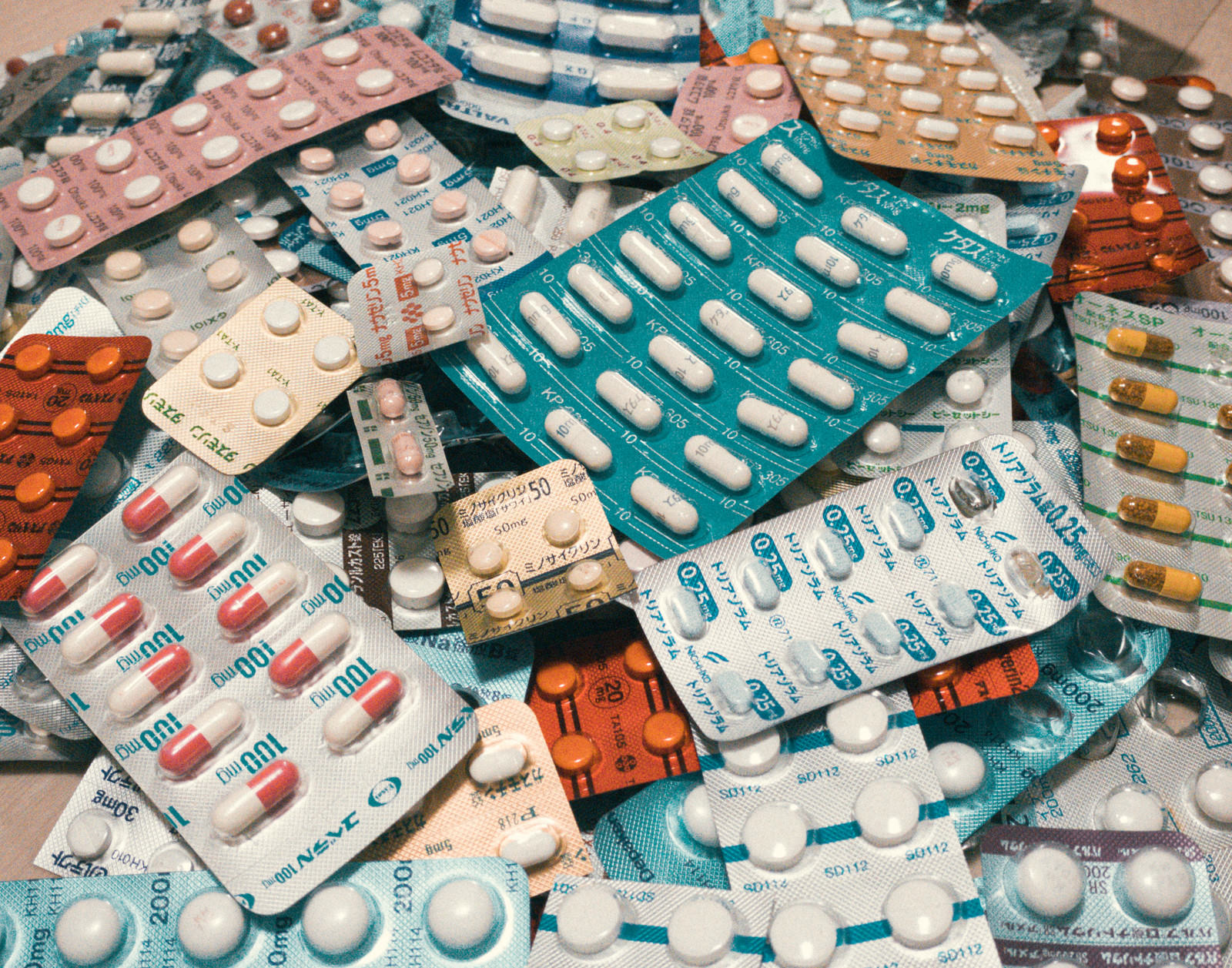 錠剤やカプセルなどの処方薬が大量の写真素材 ぱくたそ