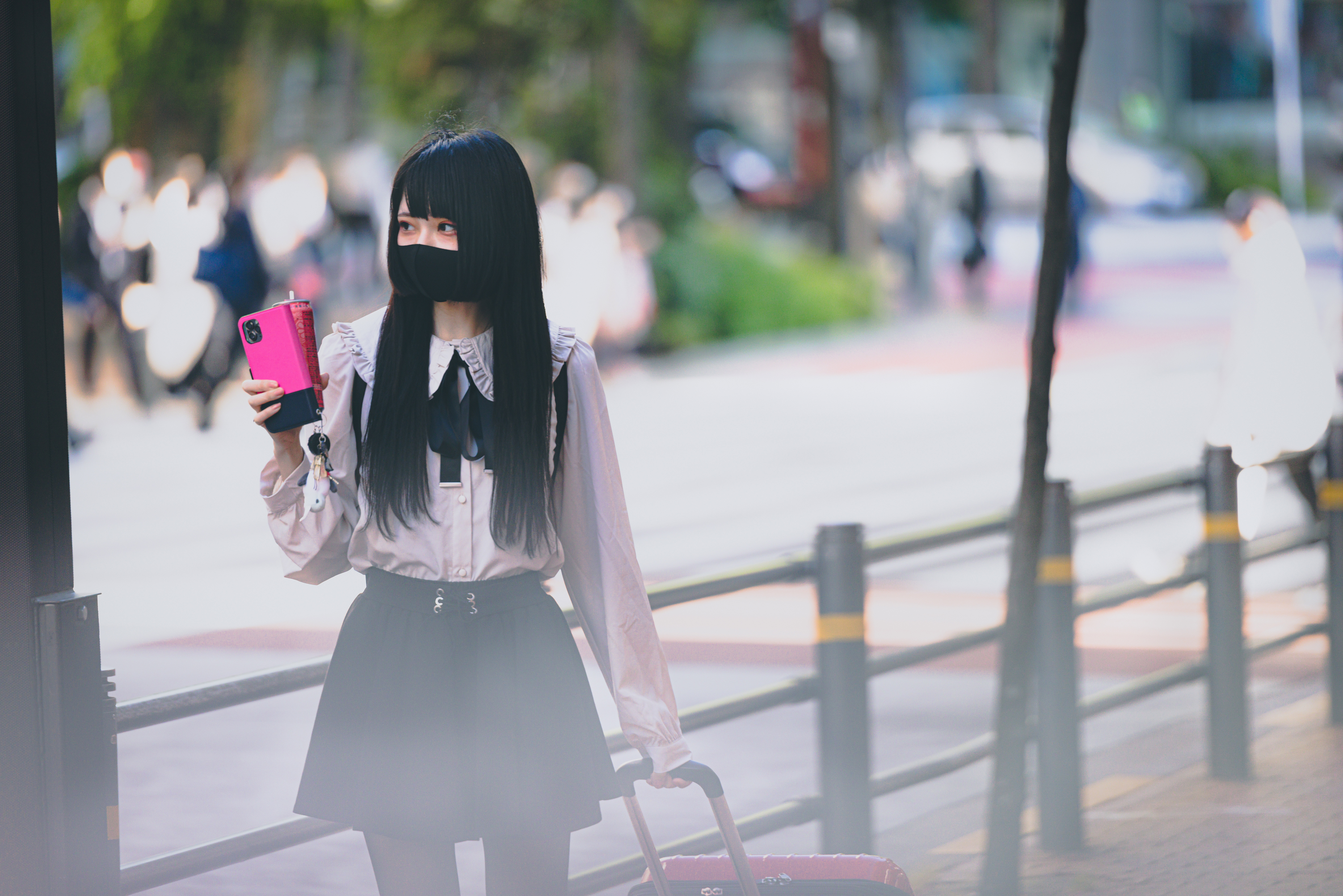 キャリーケースを引きずりながら歩く地雷系女子の写真素材 ぱくたそ