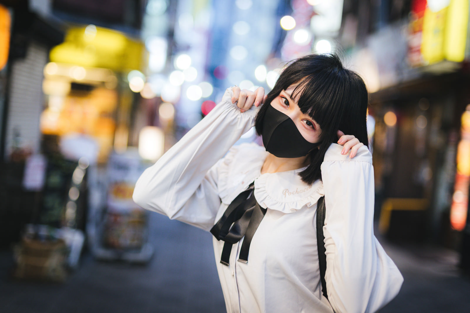 繁華街を歩くほろ酔い地雷系女子のフリー素材