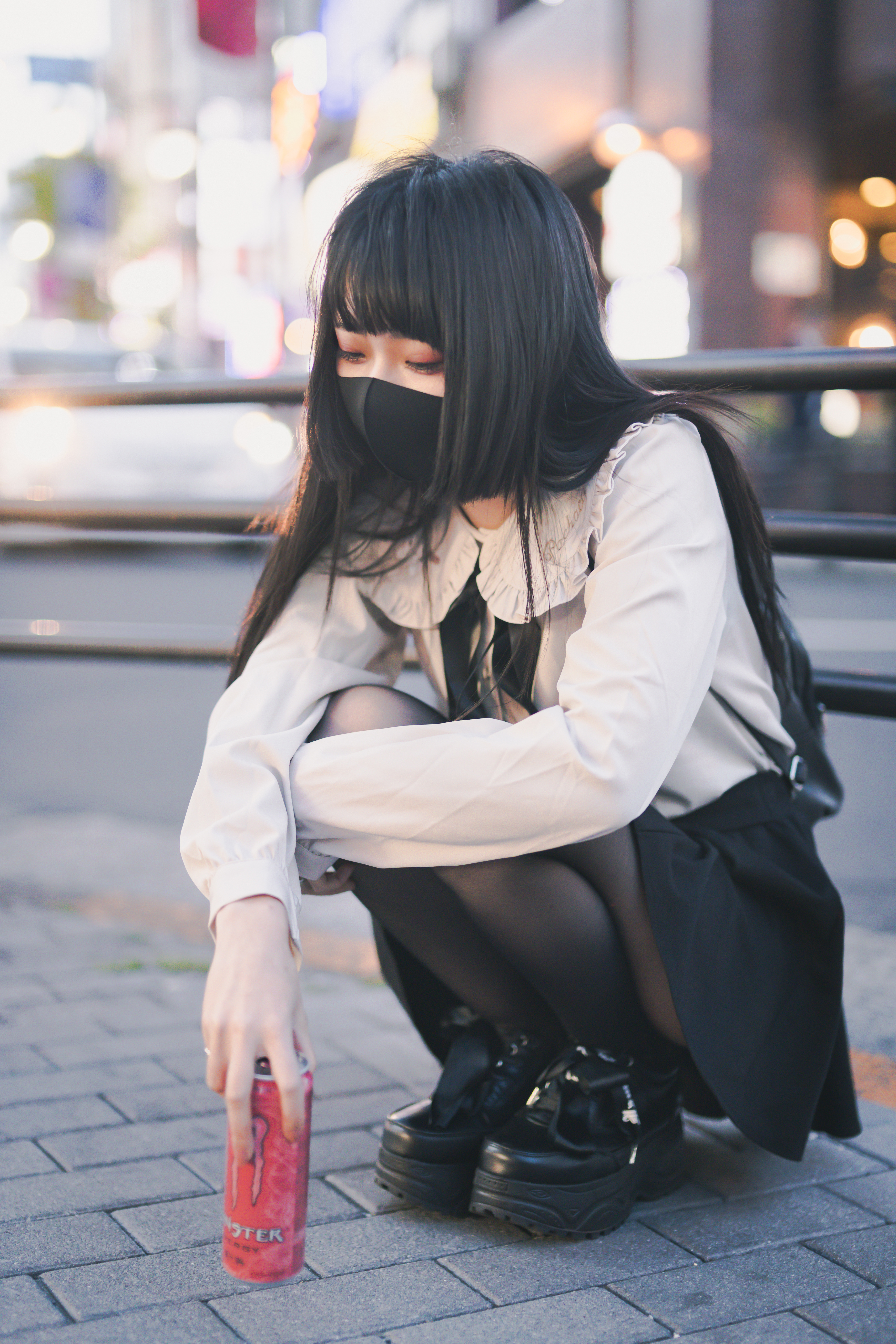 路上でぴえん女子の写真素材 ぱくたそ