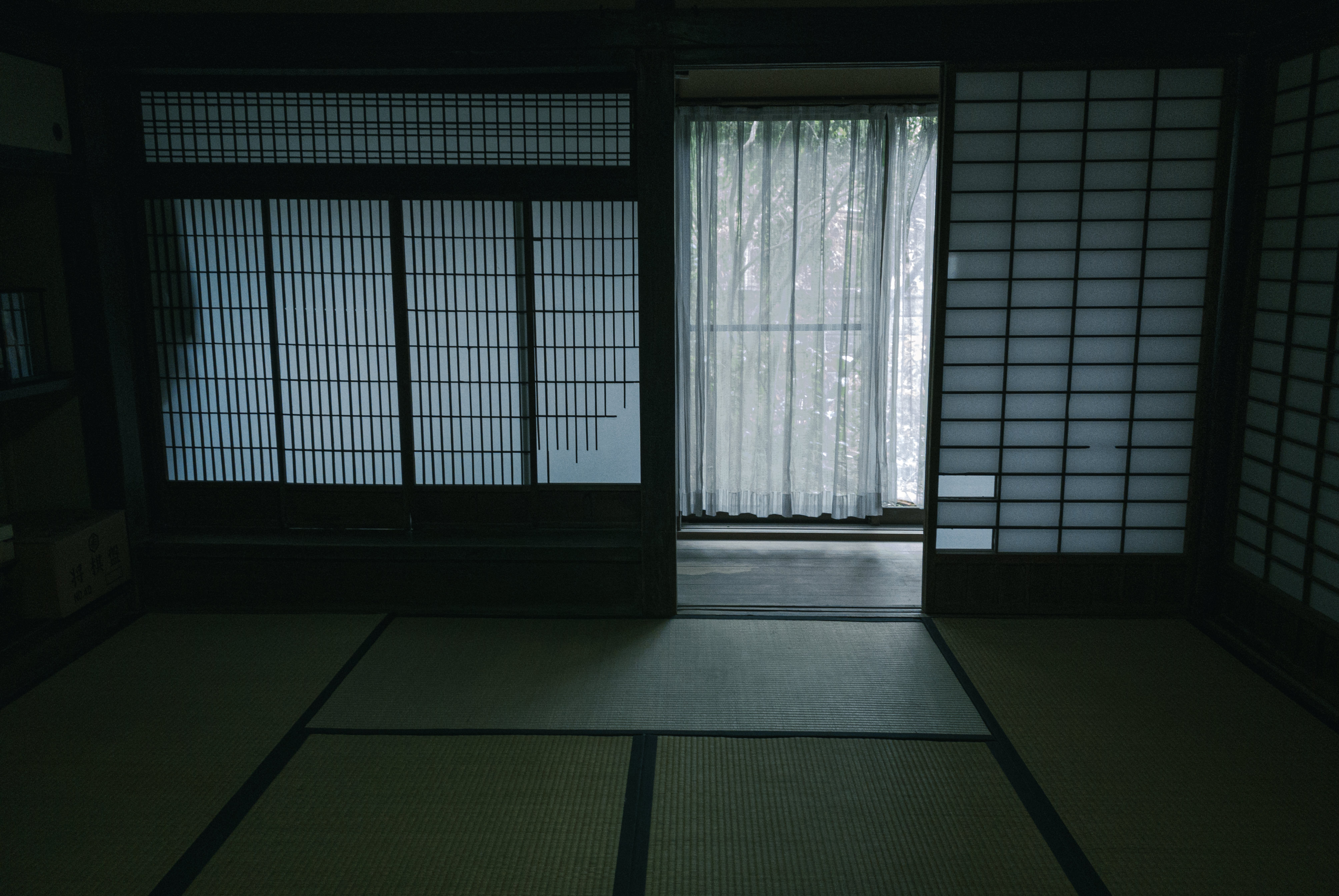 和風な引き戸を開けた先にあるカーテンの写真を無料ダウンロード フリー素材 ぱくたそ