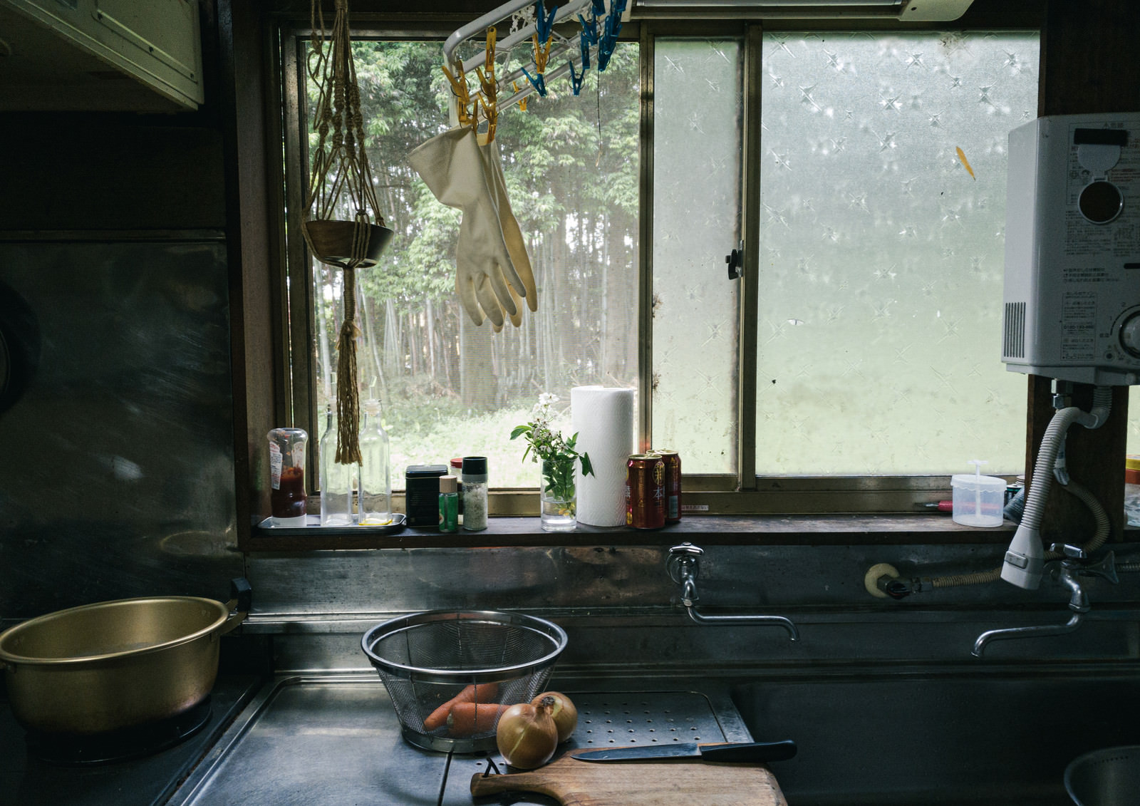 「田舎の台所で調理を開始する様子」の写真