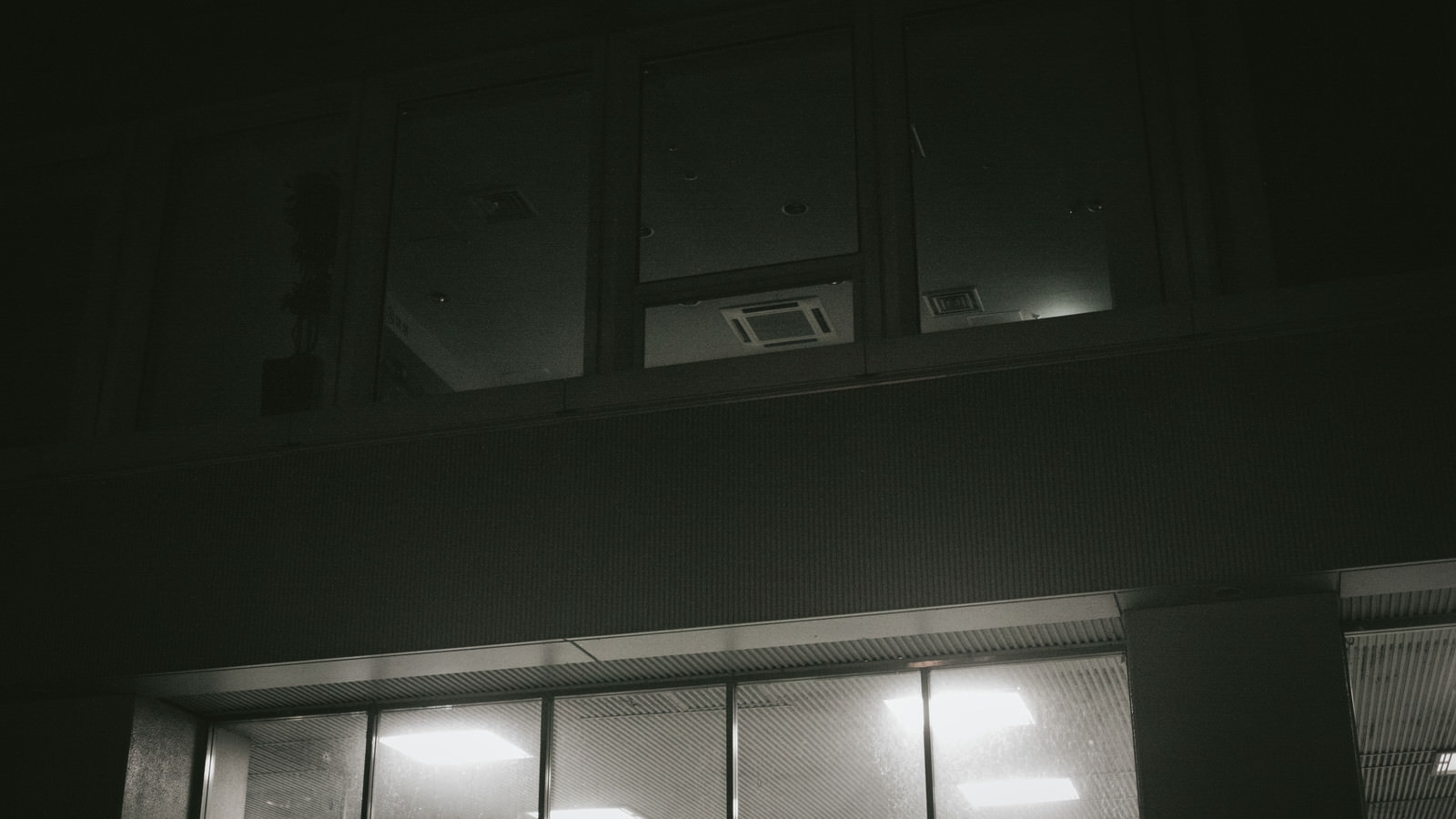 「薄暗いオフィス」の写真