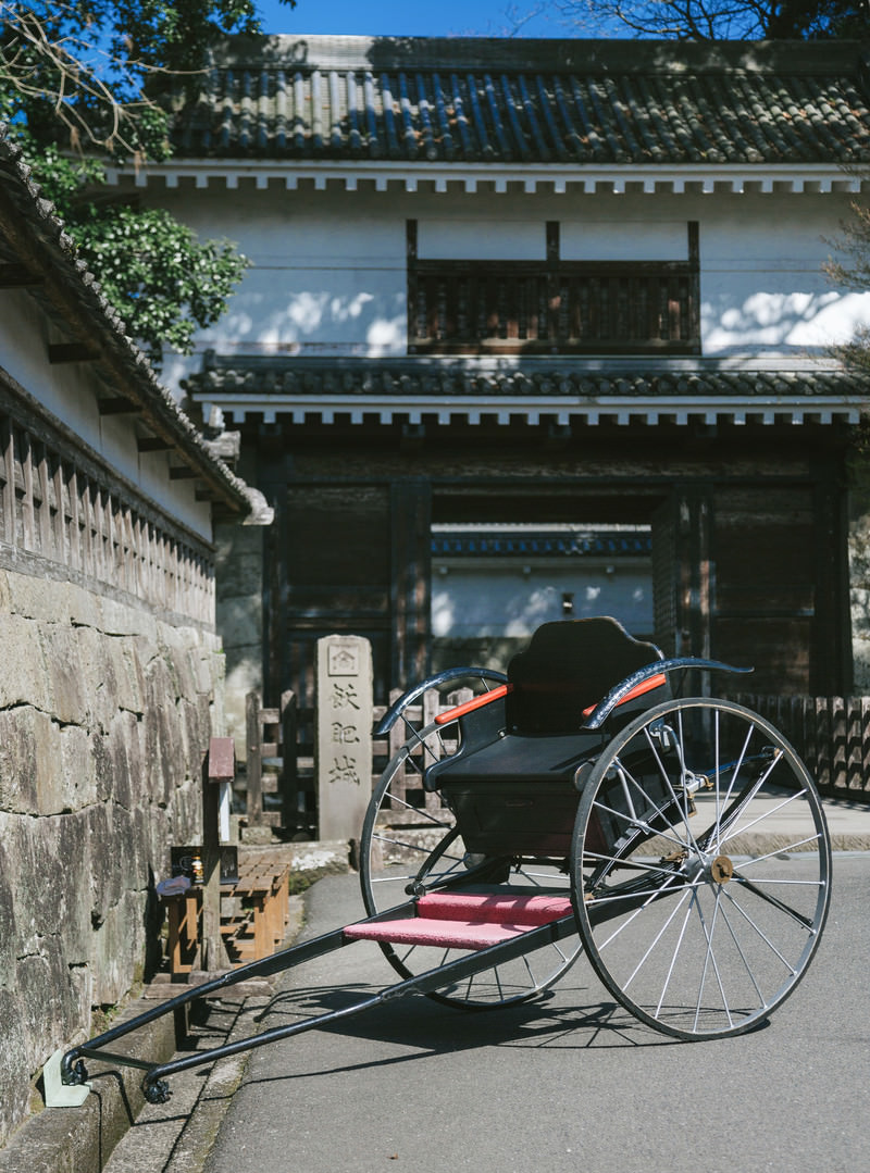 飫肥城大手門前の人力車の写真 フリー素材は ぱくたそ 写真を無料ダウンロード